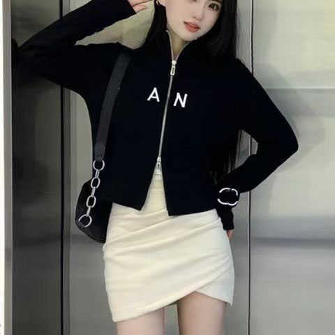 23ss brand Designer cardigan sweater zipper Jacket coat high-necked letter embroidery logo Women knitted womens Autumn Winter fashionable High-quality clothess, Black
23ss brand Designer cardigan sweater zipper Jacket coat high-necked letter embroidery logo Women knitted womens Autumn Winter fashionable High-quality clothess, Black
