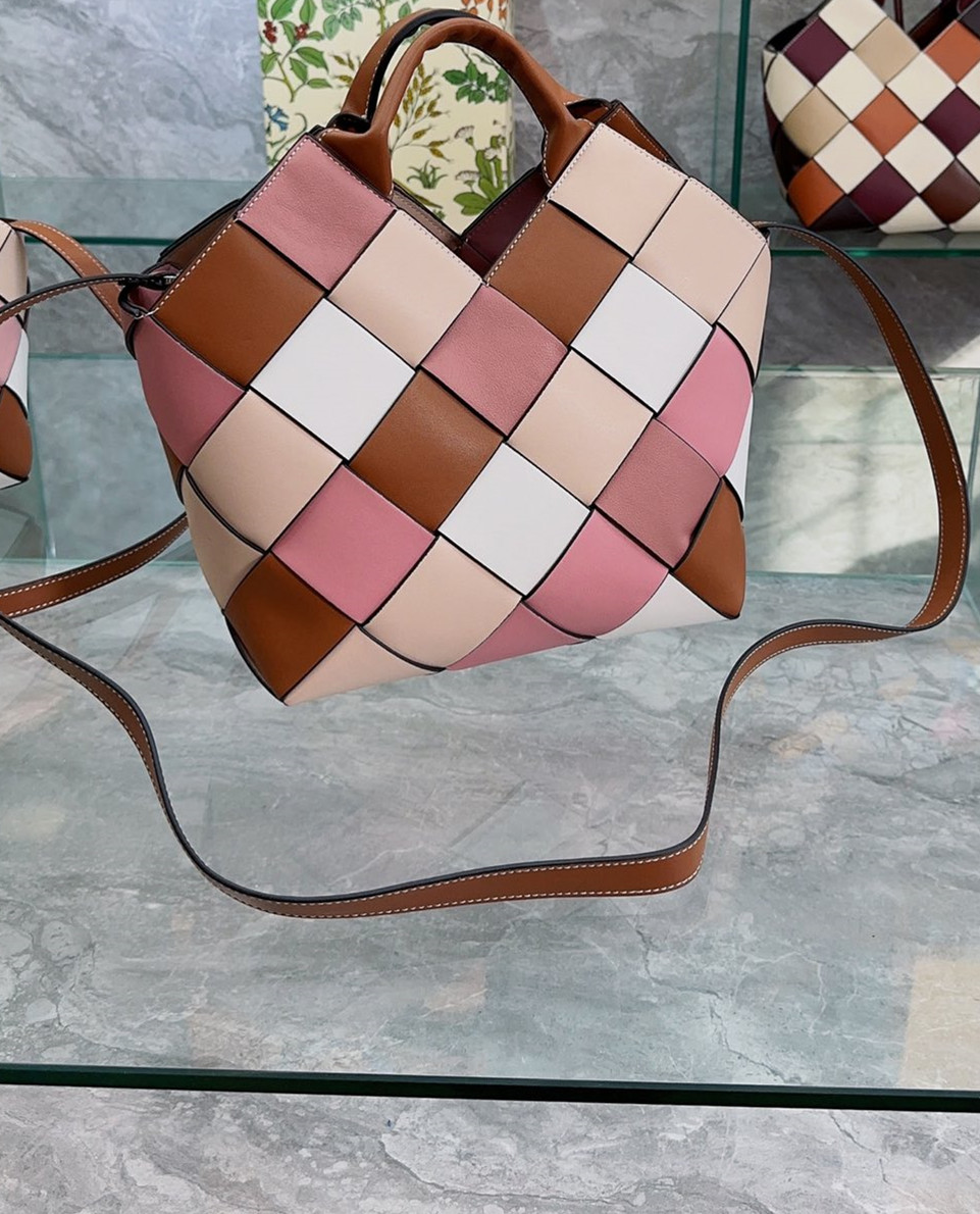 Lo1 new Single shoulder bag 2023 woven bag designer bags fashion dinner bags lady logo handbag messenger bags tote bag birthday Mother's Day gift, Nude
Lo1 new Single shoulder bag 2023 woven bag designer bags fashion dinner bags lady logo handbag messenger bags tote bag birthday Mother's Day gift, Nude
