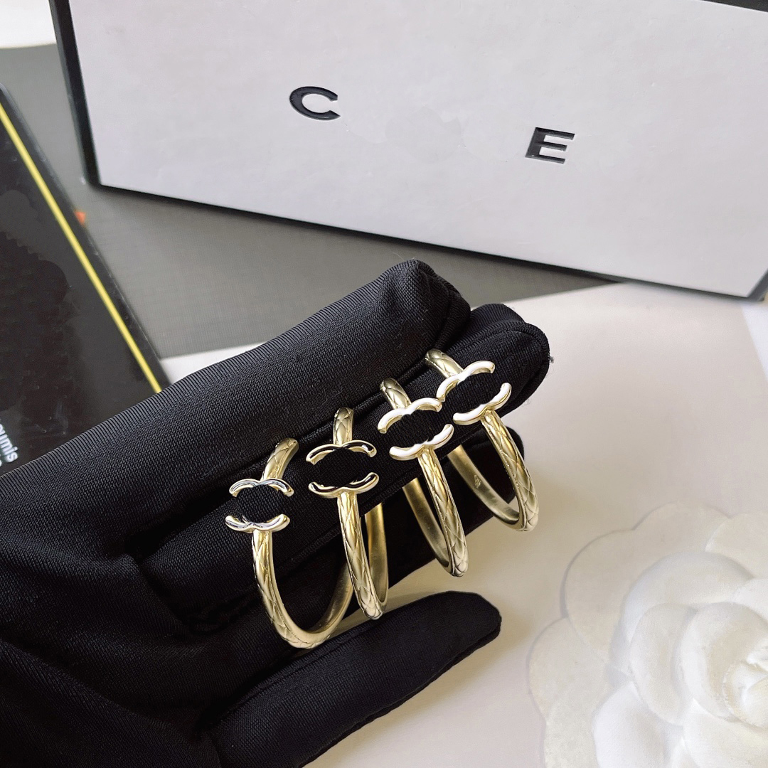 18k Gold Plated Luxury Brand Designers Stud Circle Love Drip oil black white Charm Women Crystal Diamond Earring Wedding Party Jewellery Gift
18k Gold Plated Luxury Brand Designers Stud Circle Love Drip oil black white Charm Women Crystal Diamond Earring Wedding Party Jewellery Gift