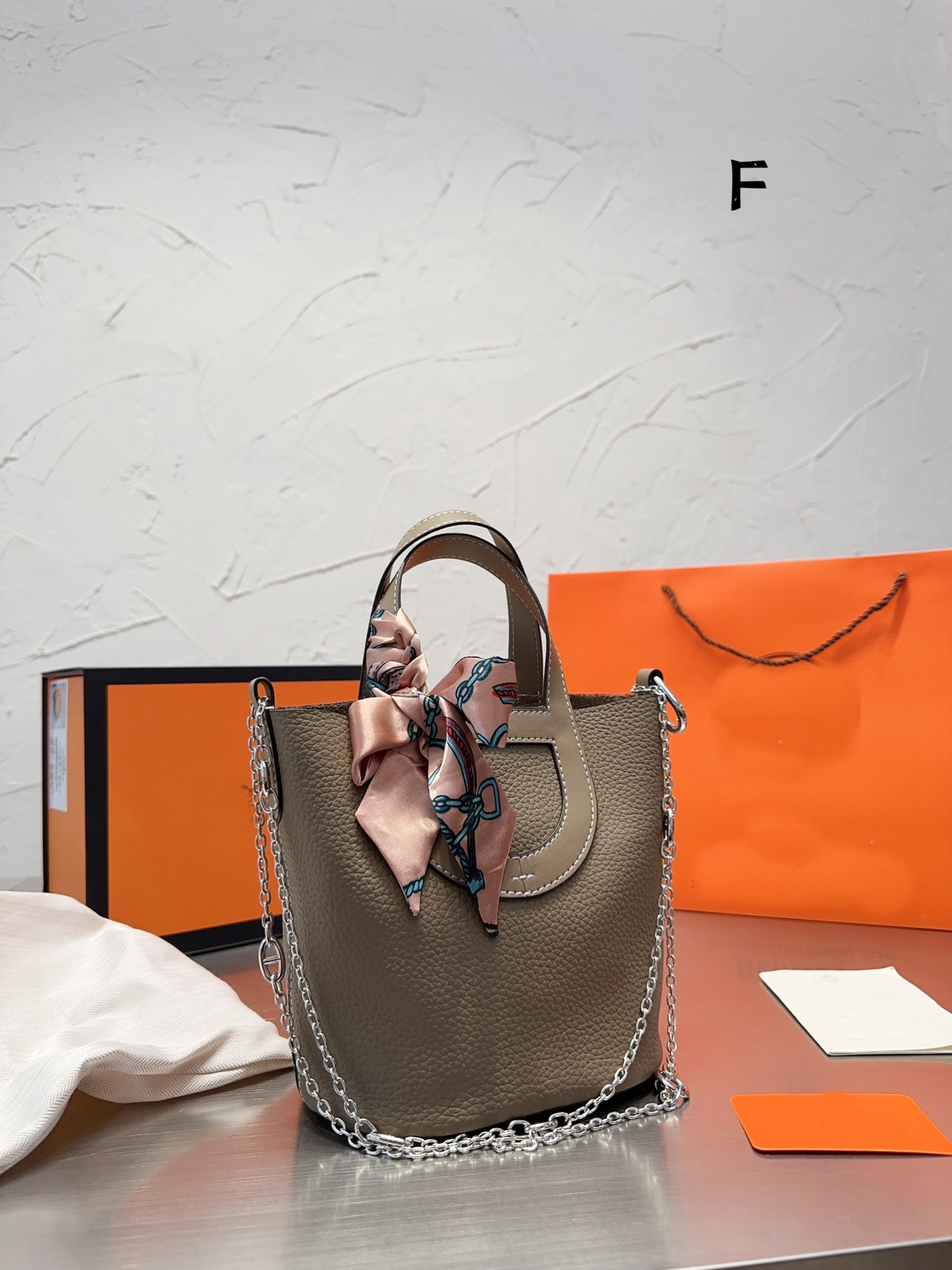 2023 H-brand 19cm Top Quality Women Leather shoulder handbag Luxury Designer Pig snout tote Womens Messenger basket Bags, White
2023 H-brand 19cm Top Quality Women Leather shoulder handbag Luxury Designer Pig snout tote Womens Messenger basket Bags, White
