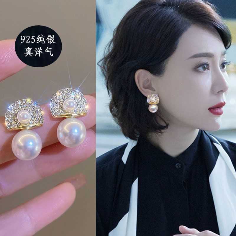 Charm Stud High-end anti-pearl new fashion sterling silver anti-allergy temperament earrings light luxury high-grade feeling
Charm Stud High-end anti-pearl new fashion sterling silver anti-allergy temperament earrings light luxury high-grade feeling