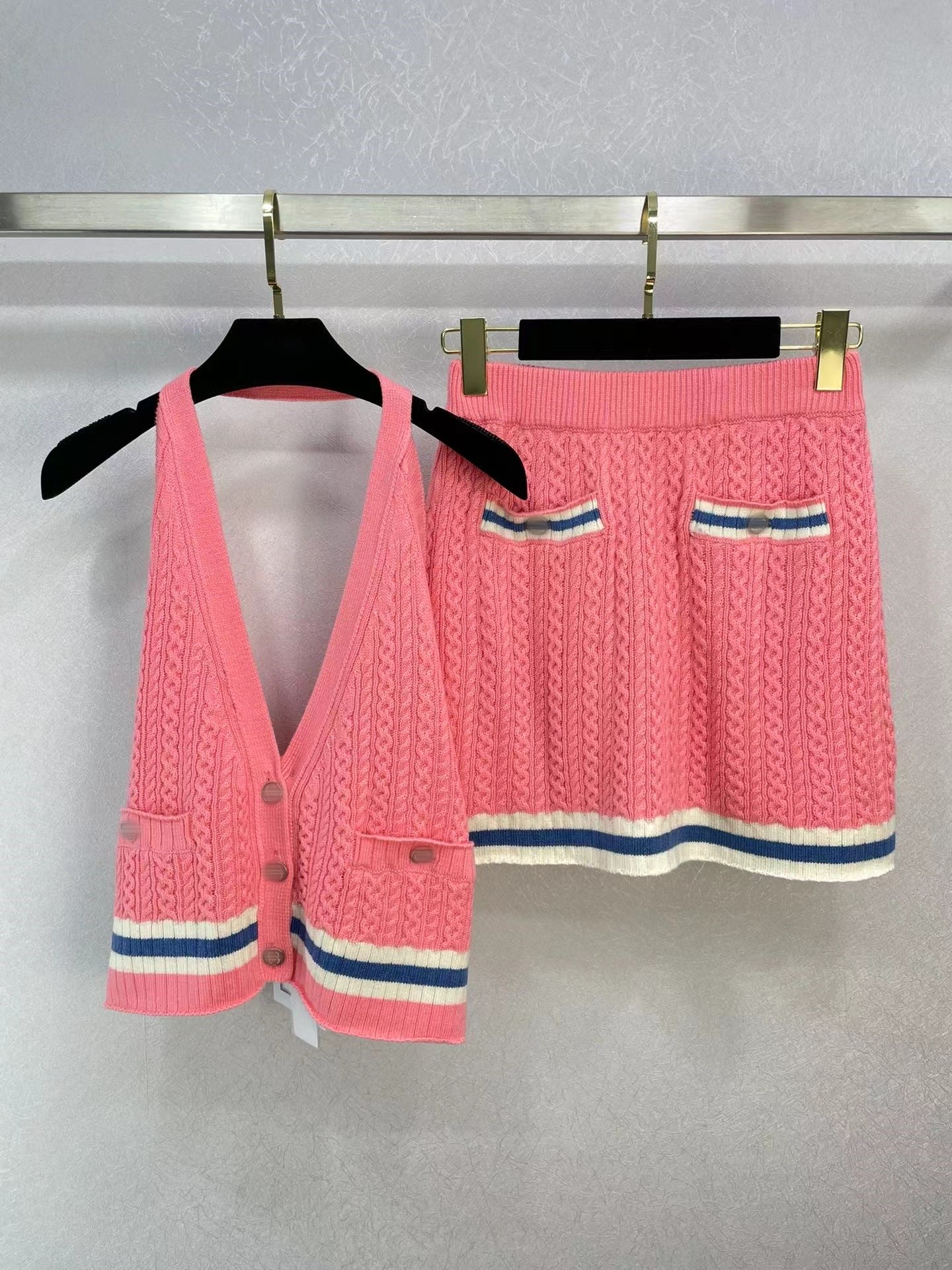 Milan Runway Two Piece Dress 2023 Spring Summer Panelled Designer Women's Two Piece Sets Brand Same Style Clothing 0218-9, Pink
Milan Runway Two Piece Dress 2023 Spring Summer Panelled Designer Women's Two Piece Sets Brand Same Style Clothing 0218-9, Pink