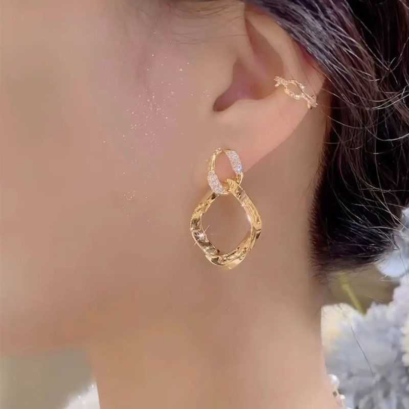 Charm Double-layer interlocking metal ring micro-encrusted diamond earrings 2023 new fashion women exquisite minority design sense of versatility
Charm Double-layer interlocking metal ring micro-encrusted diamond earrings 2023 new fashion women exquisite minority design sense of versatility