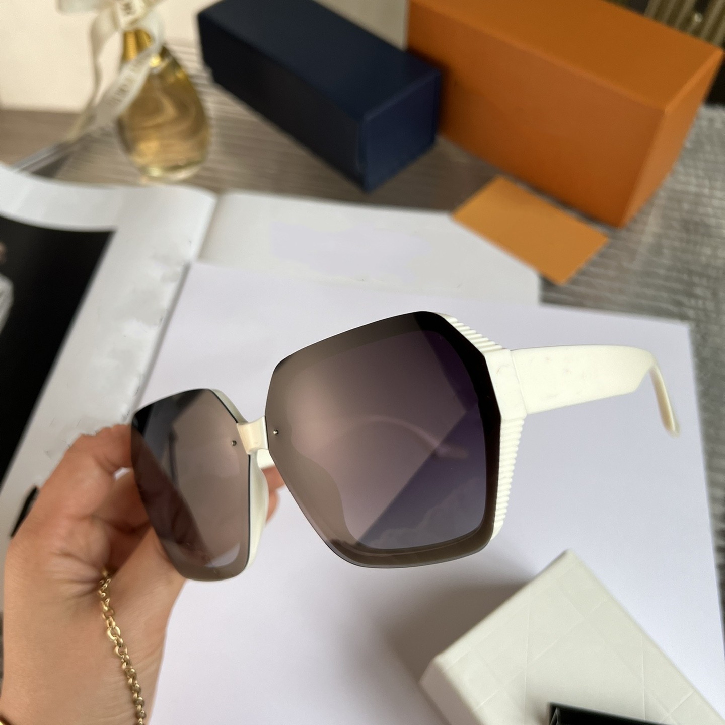 2023 Summer Pilot Sunglasses eyewear Man Woman Unisex Fashion Glasses Retro gold Metal Frame Design UV400 7 Color Optional Womens Come With Package9614
2023 Summer Pilot Sunglasses eyewear Man Woman Unisex Fashion Glasses Retro gold Metal Frame Design UV400 7 Color Optional Womens Come With Package9614