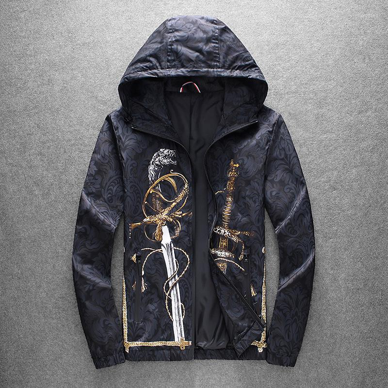 Men's Jackets Men's Great Designer Brand High Quality Men Hooded Sword Mans Jacket With Hat Outerwear Coat 4XL 5XL 2557, 2553
Men's Jackets Men's Great Designer Brand High Quality Men Hooded Sword Mans Jacket With Hat Outerwear Coat 4XL 5XL 2557, 2553