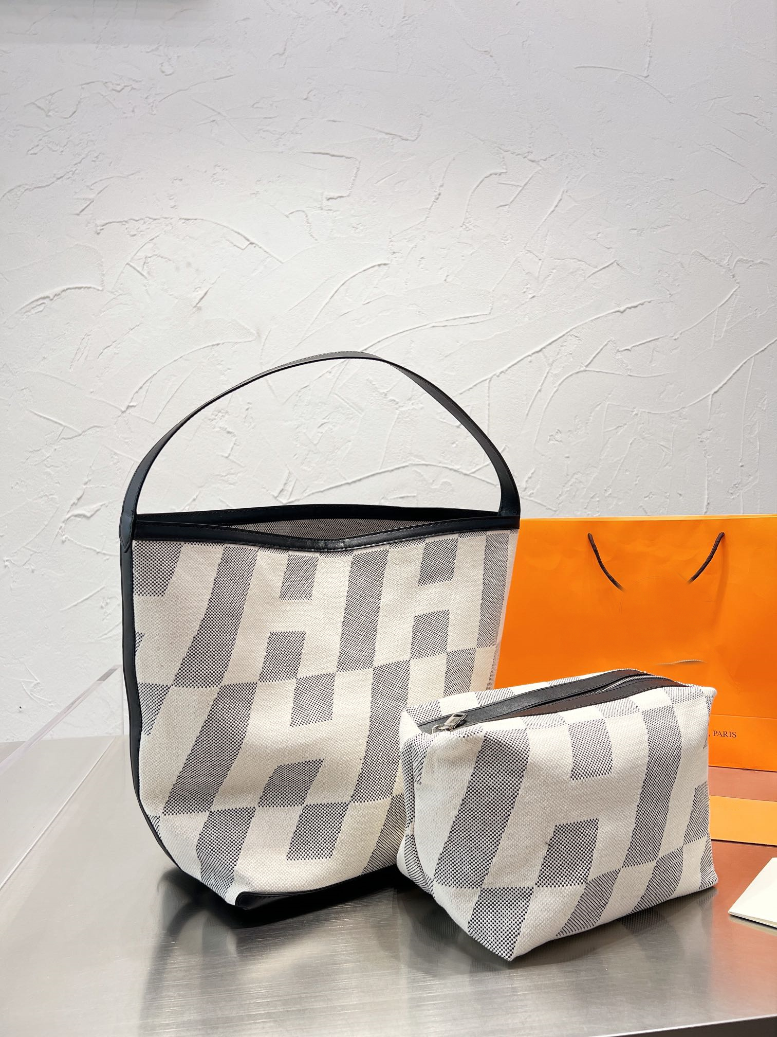 2023 H-brand 32*30cm Tote Bags Ladies Large Shopping Bag Fashion Canvas Shoulder Bags Luxury Designer Handbags Sac Beach Holiday gifts, Black
2023 H-brand 32*30cm Tote Bags Ladies Large Shopping Bag Fashion Canvas Shoulder Bags Luxury Designer Handbags Sac Beach Holiday gifts, Black