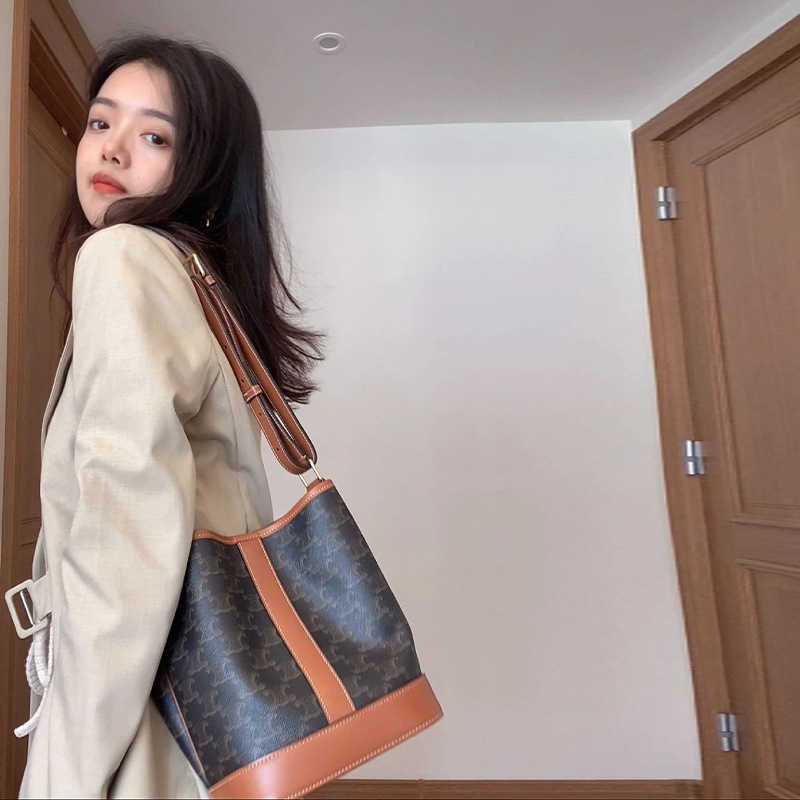 Purses and Handbags Women Bag women's single shoulder messenger large capacity bag 68%off New Design Tassel Bags for Woman, White flower brown trumpet
Purses and Handbags Women Bag women's single shoulder messenger large capacity bag 68%off New Design Tassel Bags for Woman, White flower brown trumpet