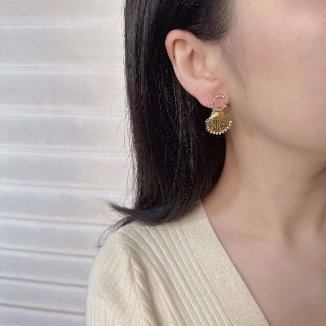 2023 Luxury quality Charm fan shape stud earring with colorful diamond simple design have box stamp PS3231
2023 Luxury quality Charm fan shape stud earring with colorful diamond simple design have box stamp PS3231