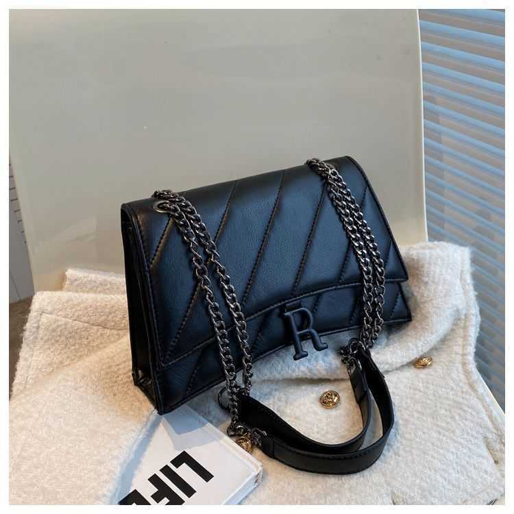 High beauty chain embroidered hourglass bag autumn and winter new niche design shoulder bag large capacity street bag, Black
High beauty chain embroidered hourglass bag autumn and winter new niche design shoulder bag large capacity street bag, Black
