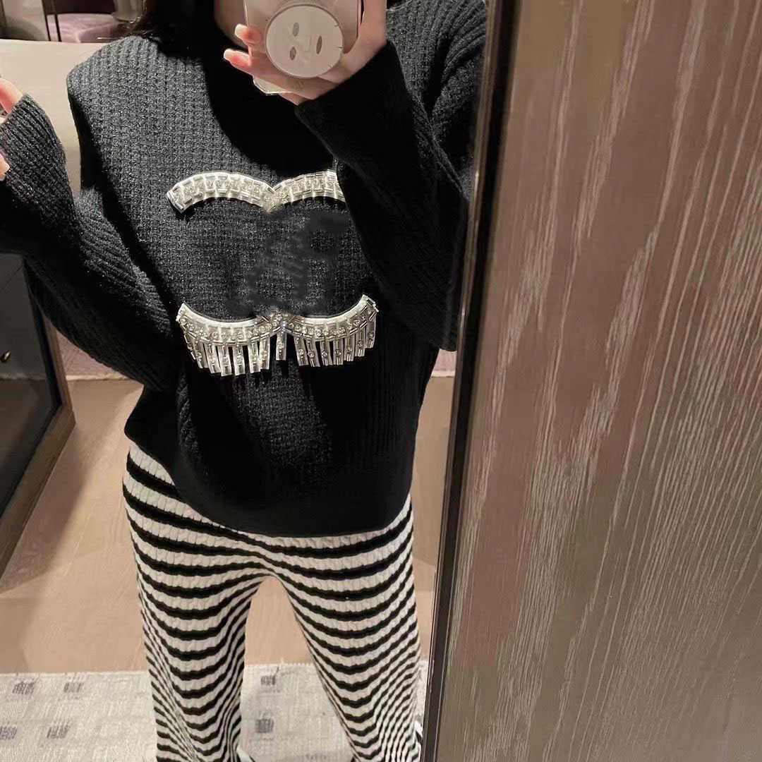 23ss brand Designer new sweater Women Round collar nail bead tassel three-dimensional pullover Fashion hoodie womens Autumn Winter High-quality clothess, Black
23ss brand Designer new sweater Women Round collar nail bead tassel three-dimensional pullover Fashion hoodie womens Autumn Winter High-quality clothess, Black