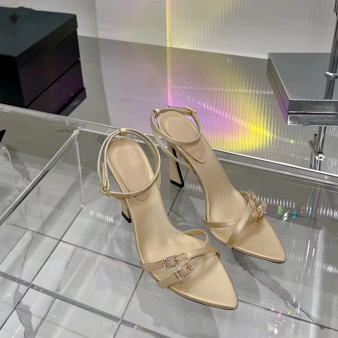designers heels sandals for womens Satin Fashion sexy Wedding Dress shoes 100% Leather Embellished narrow band buckle strap shoe stiletto Heels sandal with box
designers heels sandals for womens Satin Fashion sexy Wedding Dress shoes 100% Leather Embellished narrow band buckle strap shoe stiletto Heels sandal with box