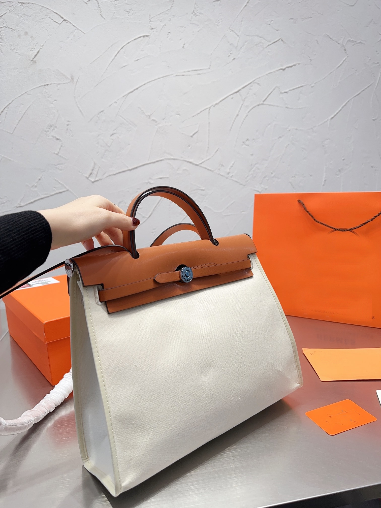 2023 H-brand 31*24cm Top Quality Women Leather Embossing Shoulder Tote Luxury Designer Handbag Purse Womens Messenger Bags, White-black
2023 H-brand 31*24cm Top Quality Women Leather Embossing Shoulder Tote Luxury Designer Handbag Purse Womens Messenger Bags, White-black