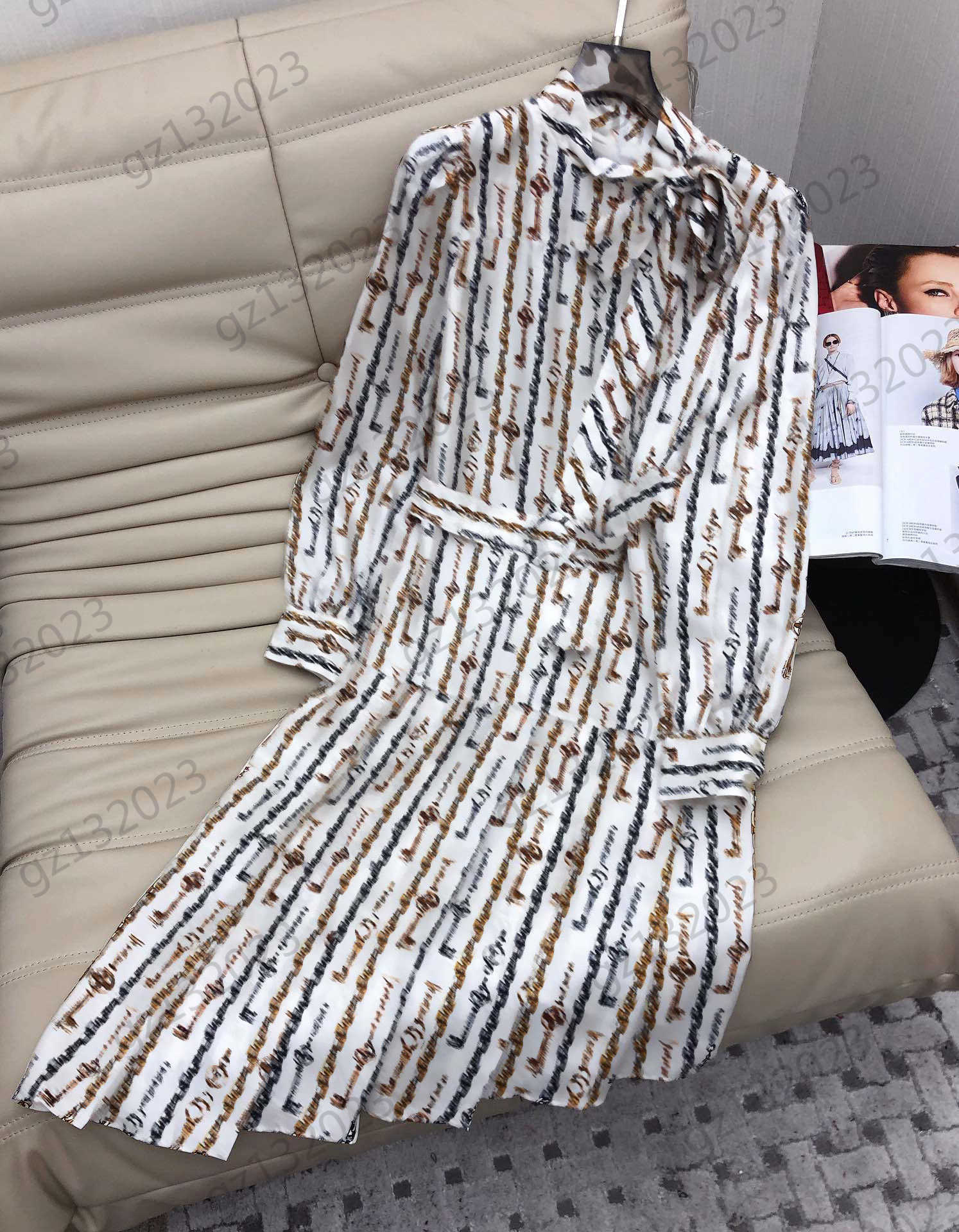 Denim Strappy Dress Metal Chain Print Lapel Bow Trim Silk Dresses Irregular Hemline Design Stitching Anti-light Lining Belt Maxiskit Womens Designer Dress
Denim Strappy Dress Metal Chain Print Lapel Bow Trim Silk Dresses Irregular Hemline Design Stitching Anti-light Lining Belt Maxiskit Womens Designer Dress