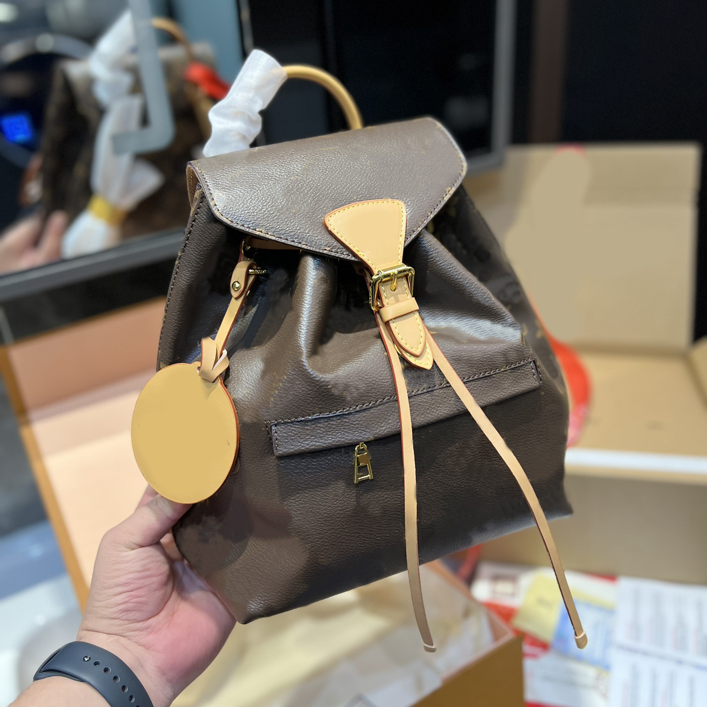 Backpack style bag 2023 Luxury designer brand fashion shoulder bags handbags quality letter purse phone bag wallet totes crossbody Leather, Brown with logo 29x25cm
Backpack style bag 2023 Luxury designer brand fashion shoulder bags handbags quality letter purse phone bag wallet totes crossbody Leather, Brown with logo 29x25cm