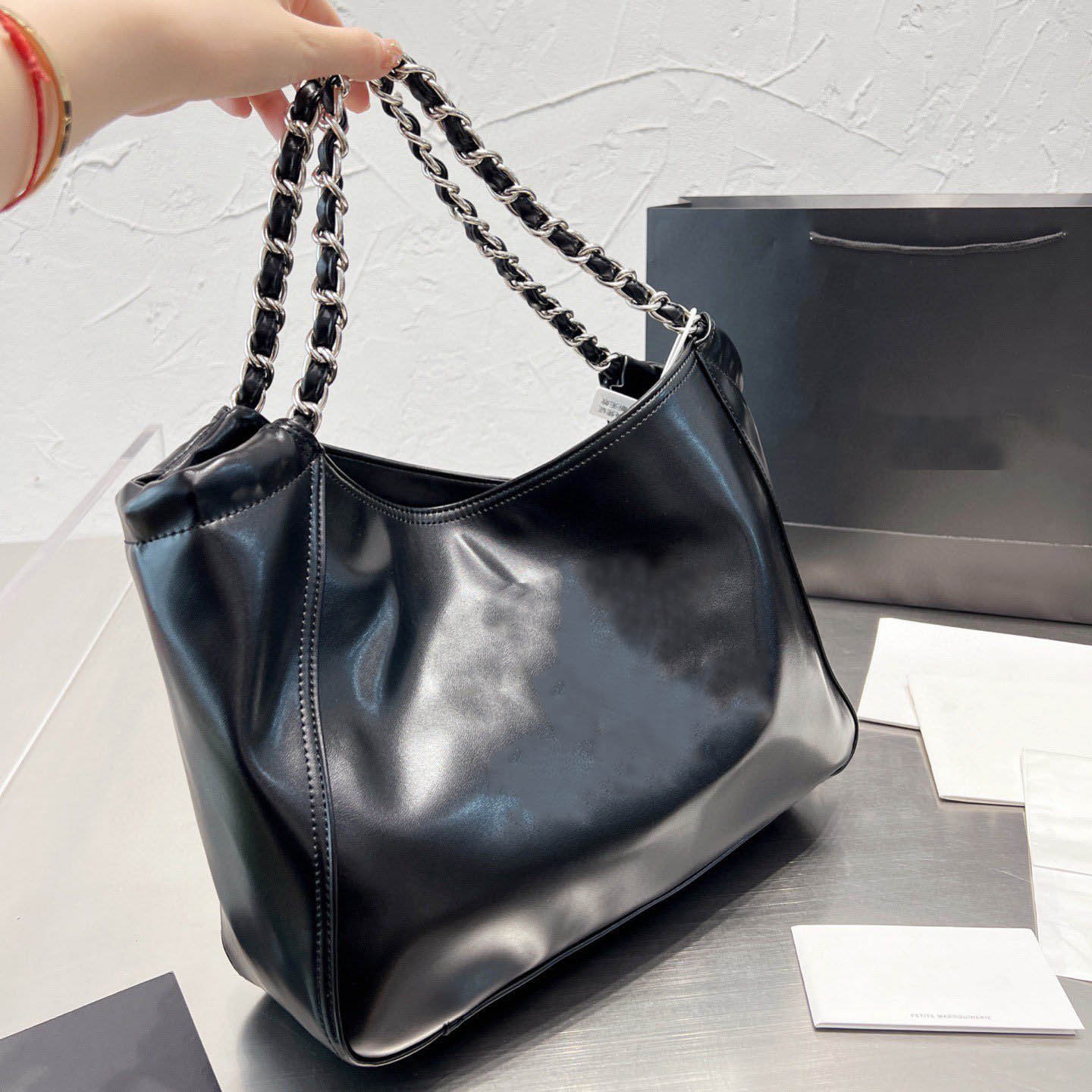 Large Capacity Portable Classic Women Tote Bag Quilted Letter Shopping Travel Luxury Handbag Designer Suitcases Sacoche Multi Pochettes Street Versatile Birkin, Black
Large Capacity Portable Classic Women Tote Bag Quilted Letter Shopping Travel Luxury Handbag Designer Suitcases Sacoche Multi Pochettes Street Versatile Birkin, Black