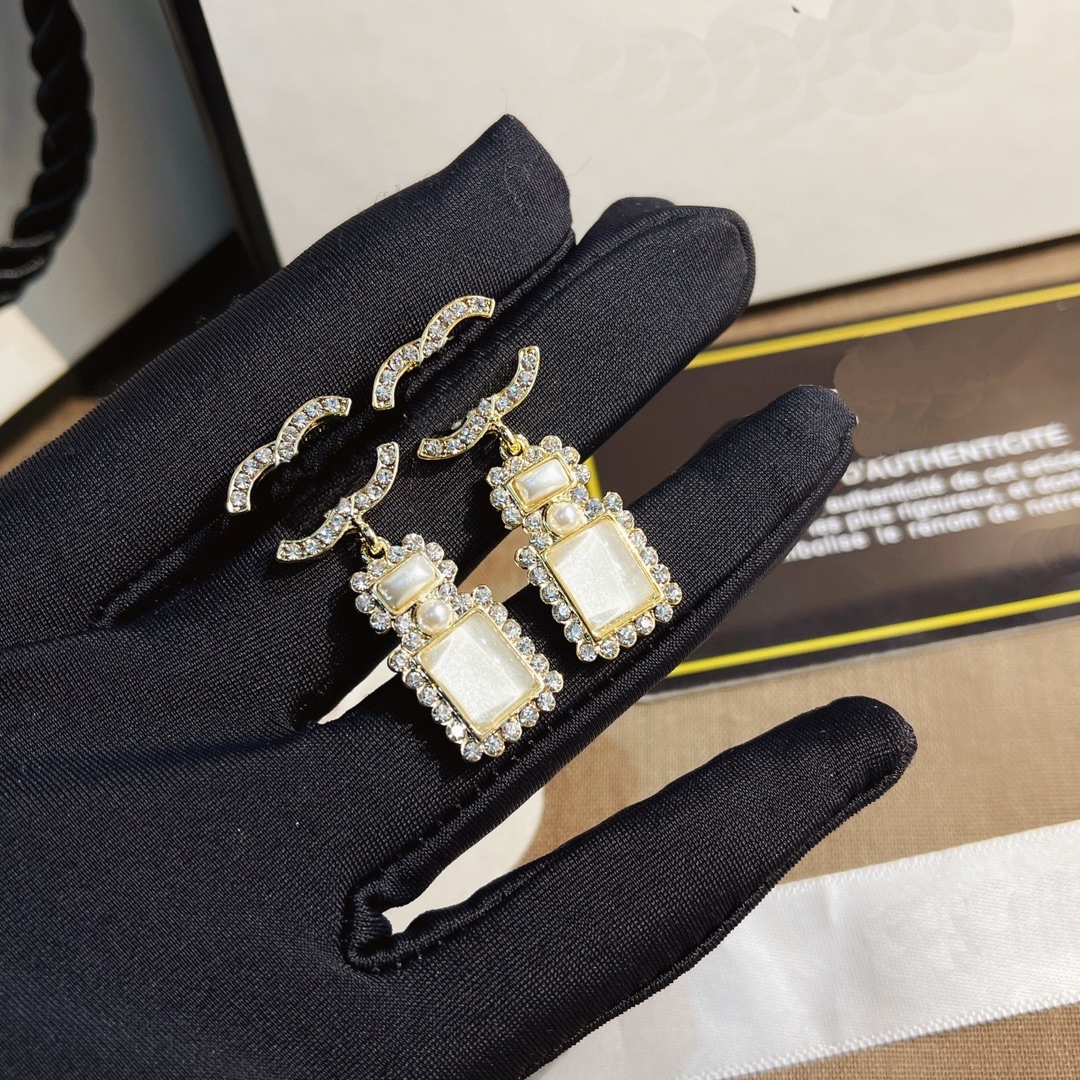 Fashion Geometry Charm Earrings Lovers Gift Earring Luxury Famous Designer Pearl Earrings Popular Brand Jewelry Premium Accessories With Box
Fashion Geometry Charm Earrings Lovers Gift Earring Luxury Famous Designer Pearl Earrings Popular Brand Jewelry Premium Accessories With Box