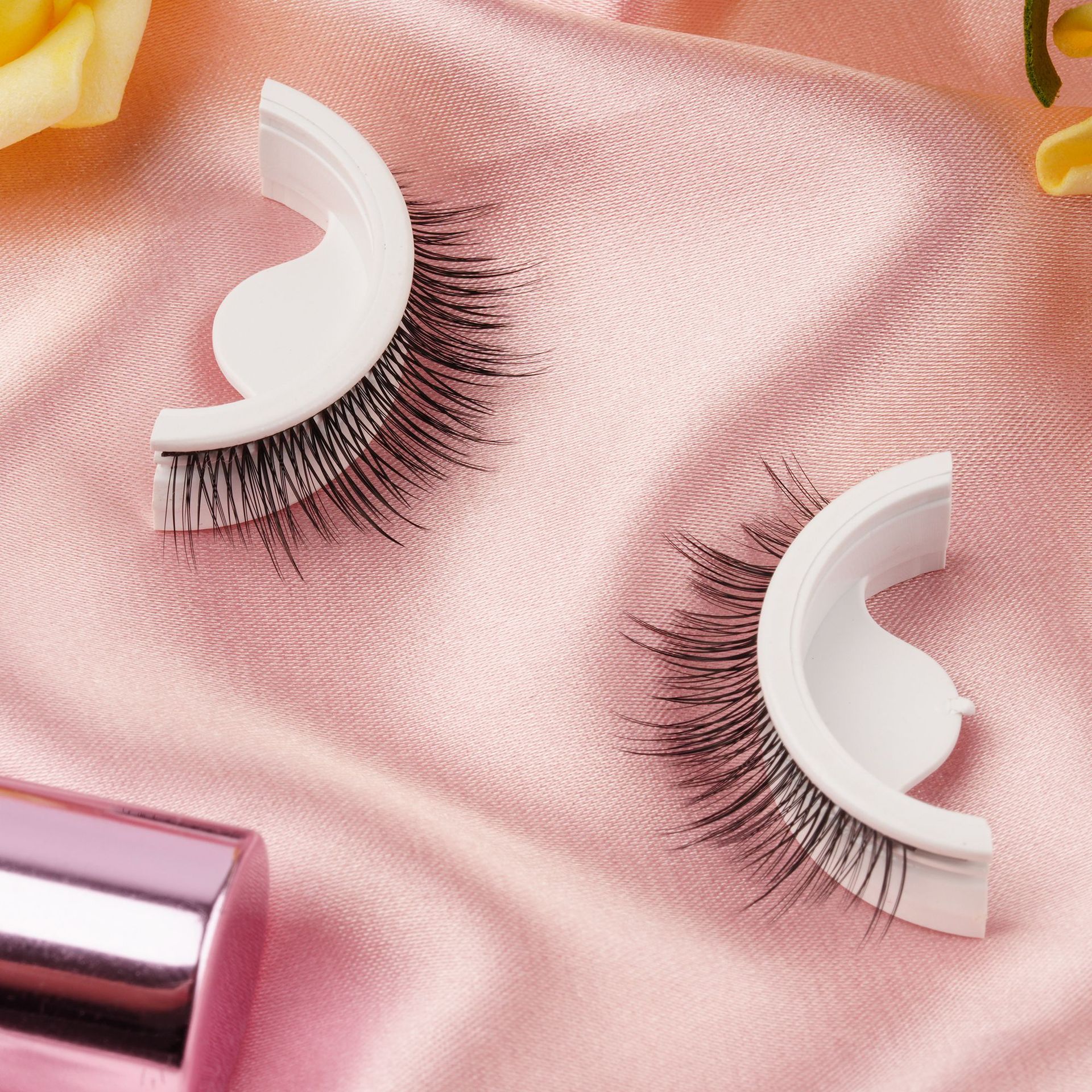 Slim and natural self-adhesive false eyelashes are available in a variety of options, with a pair of self-adhesive eyelashes
Slim and natural self-adhesive false eyelashes are available in a variety of options, with a pair of self-adhesive eyelashes