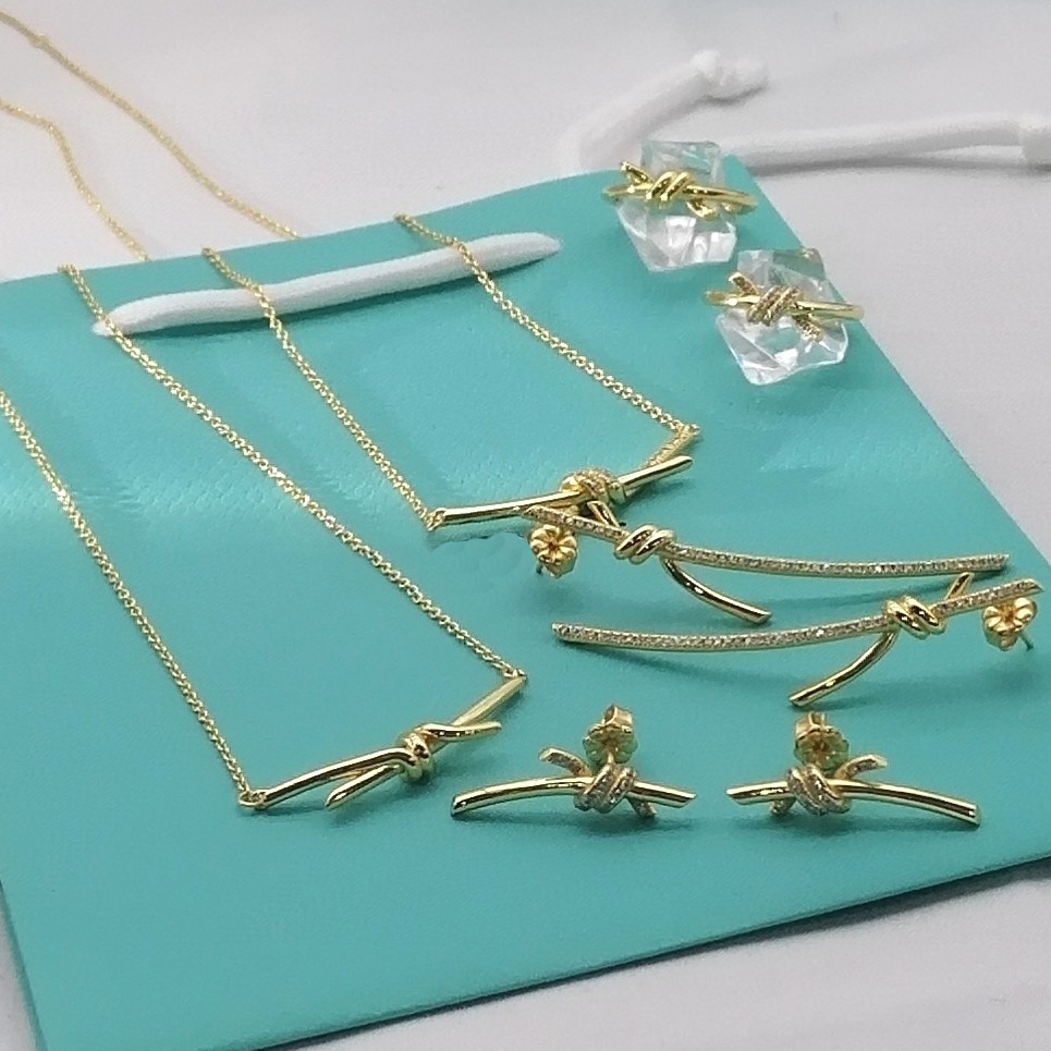 Luxury jewelry designer earring diamond Kont Classic Style designer fashion stainless steel jewelry couple gift wholesale with box
Luxury jewelry designer earring diamond Kont Classic Style designer fashion stainless steel jewelry couple gift wholesale with box