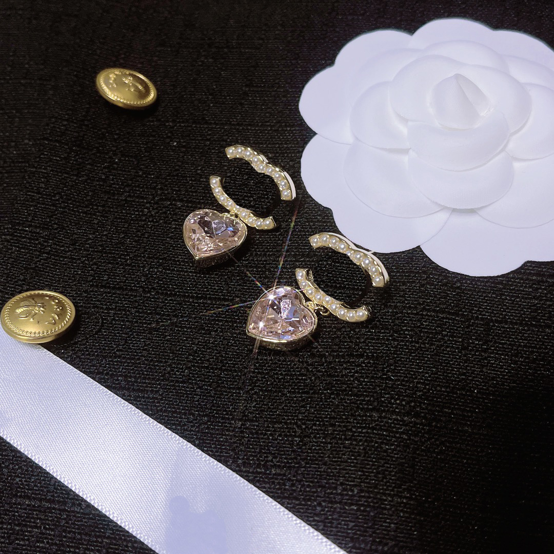 Love Pearl Earrings Charming Designer Diamond Earring Fashion Designer Jewelry Popular Brand Accessories for Women Design Gift White Pink Party
Love Pearl Earrings Charming Designer Diamond Earring Fashion Designer Jewelry Popular Brand Accessories for Women Design Gift White Pink Party