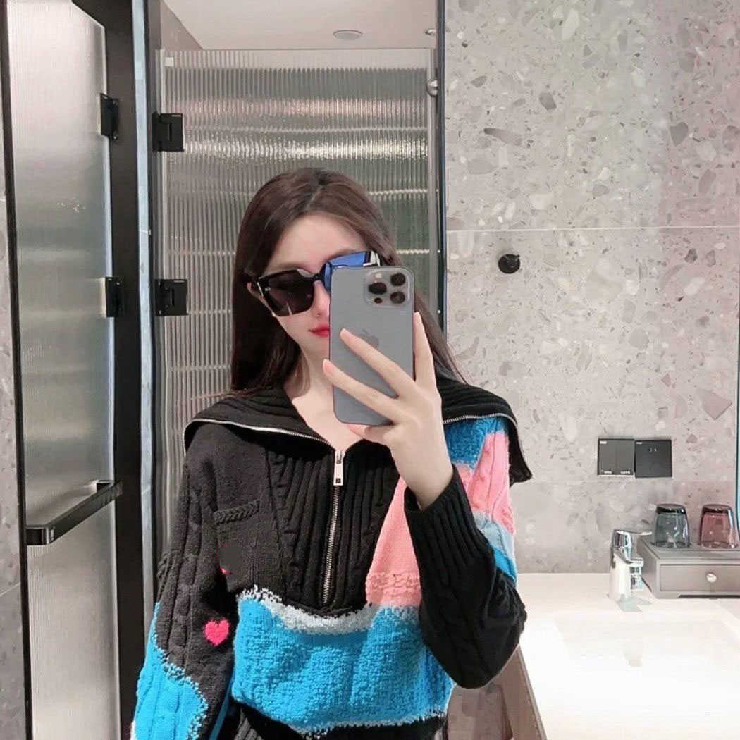 23ss Women new splicing Sweater Fashion Designer brand Knitted hoodie Slim womens Autumn Winter High-quality clothess, White
23ss Women new splicing Sweater Fashion Designer brand Knitted hoodie Slim womens Autumn Winter High-quality clothess, White