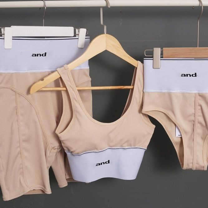 23ss Designer brand logo Women yoga clothes bathing suit knitting vest suspender top shorts three-piece set womens clothess, Black vest
23ss Designer brand logo Women yoga clothes bathing suit knitting vest suspender top shorts three-piece set womens clothess, Black vest