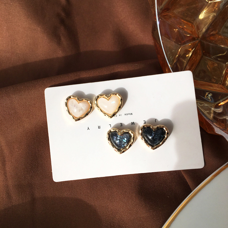 Stud Trendy Vintage Heart Earring Women Classic Black White Stud Earrings Female Fashion Earrings Female Jewelry Gift