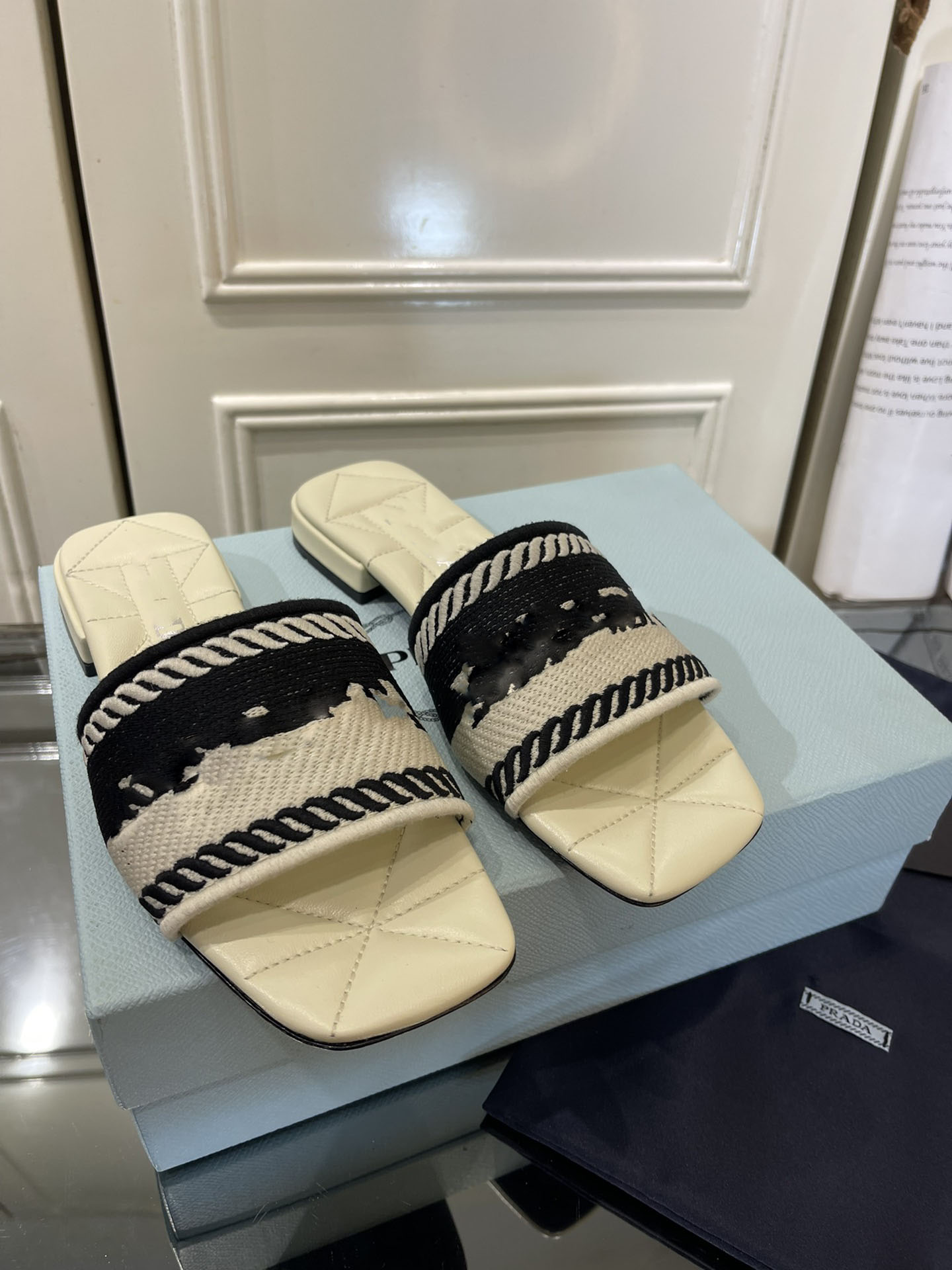 2023 Paris Embroidered slipper women ladies scuffs summer beach striped causal flip flops flat Slide Slippers sandals Cotton Designers Fluffy fur Slides, Blue
2023 Paris Embroidered slipper women ladies scuffs summer beach striped causal flip flops flat Slide Slippers sandals Cotton Designers Fluffy fur Slides, Blue