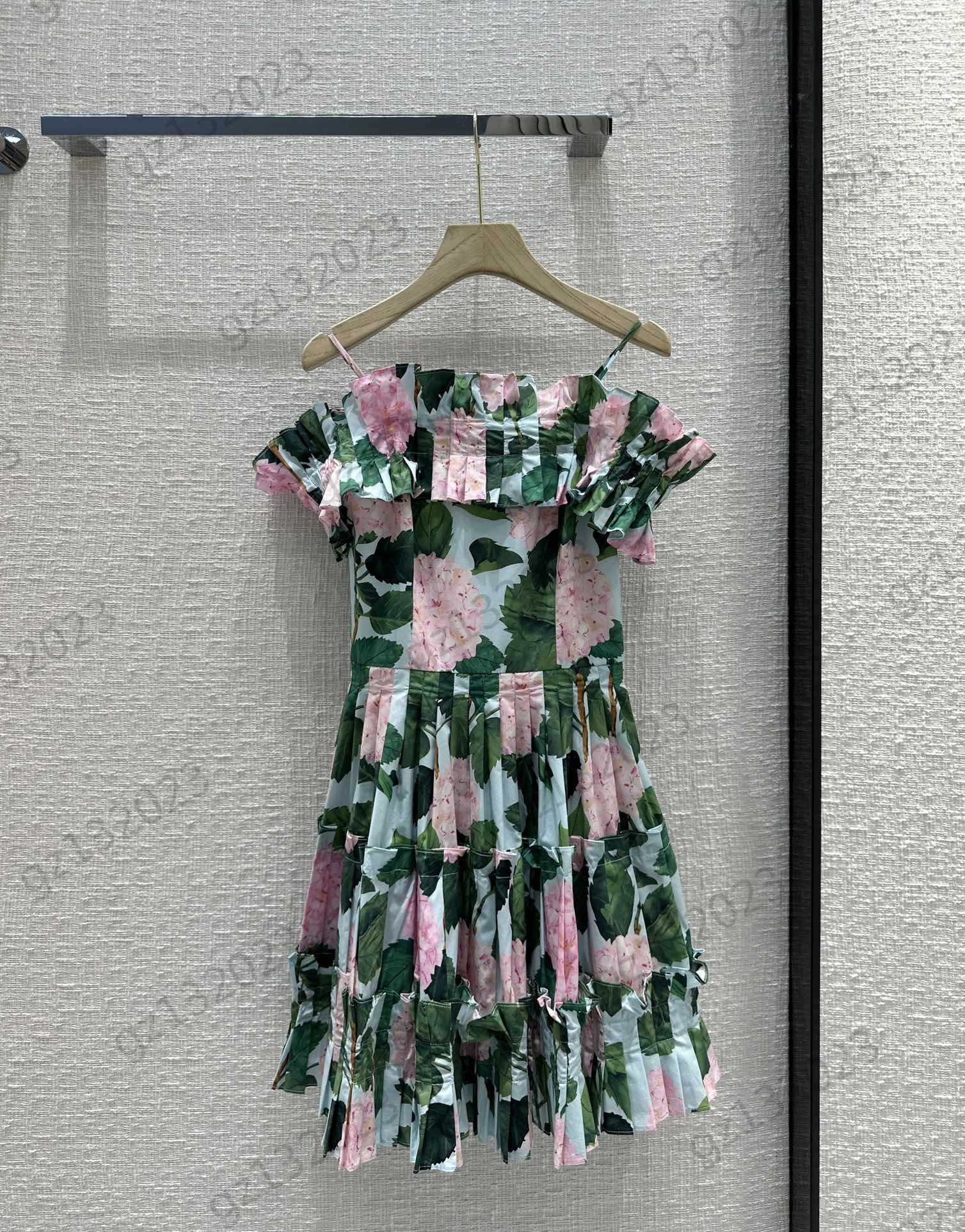 Designer Dress Contrast Colors Floral Print Bare Shoulder Fold Short Dresses Imported Fabric High Waist Design Suspender Pommel Maxiskit Womens Dress Summer
Designer Dress Contrast Colors Floral Print Bare Shoulder Fold Short Dresses Imported Fabric High Waist Design Suspender Pommel Maxiskit Womens Dress Summer