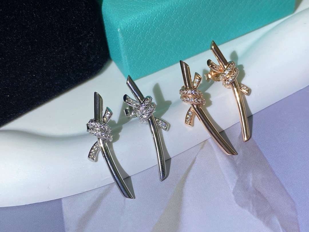 Fashion Earrings Designer for Women luxury huggies kont womens hoop earring stud woman trendy jewelry girls
Fashion Earrings Designer for Women luxury huggies kont womens hoop earring stud woman trendy jewelry girls