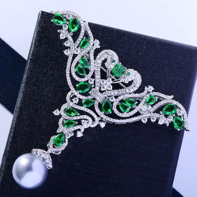 Pins Brooches Elegant Cubic Zirconia Double Swan for Women Green Crystal Pearl Brooch Animals Badge Pin Gorgeous Jewelry 230217
Pins Brooches Elegant Cubic Zirconia Double Swan for Women Green Crystal Pearl Brooch Animals Badge Pin Gorgeous Jewelry 230217