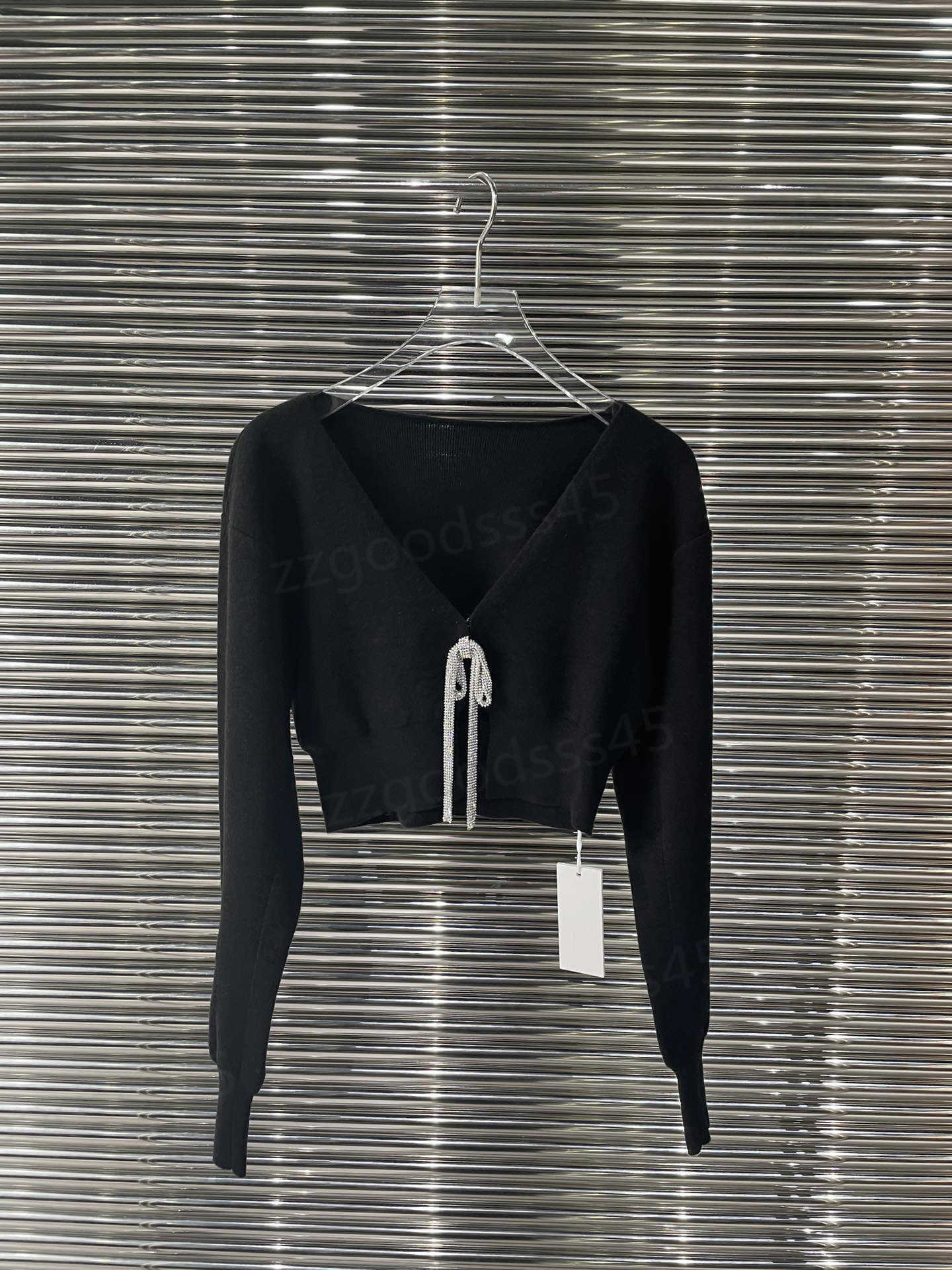 Womens Sweaters Early Spring Fashion Luxury Short Long Sleeve Solid Knitted Cardigan Classic V-Neck Diamond Chain Design Comfortable Slim Silhouette 0206
Womens Sweaters Early Spring Fashion Luxury Short Long Sleeve Solid Knitted Cardigan Classic V-Neck Diamond Chain Design Comfortable Slim Silhouette 0206