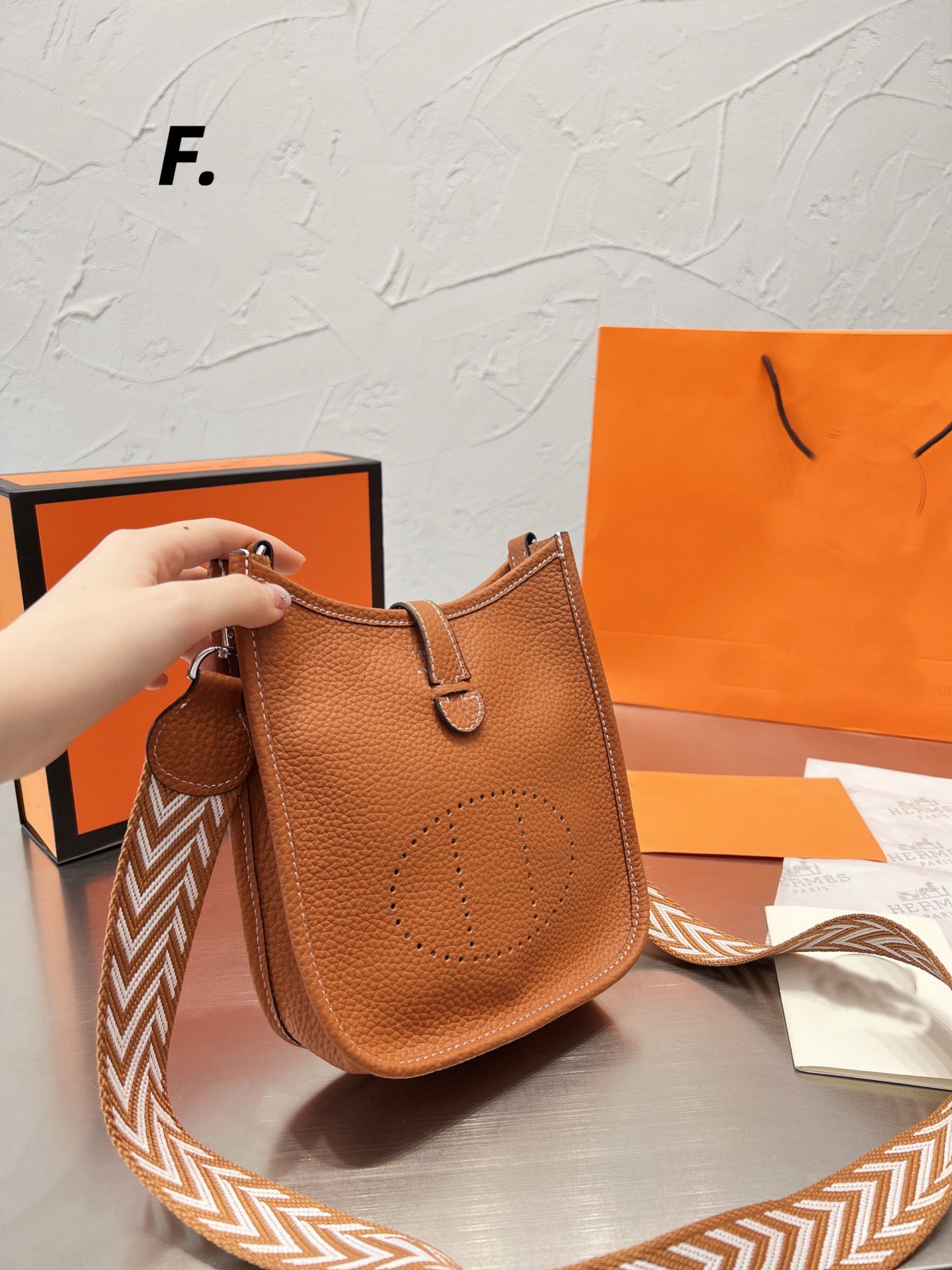 2023 H-brand 19*20cm Top Quality cowhide Leather Women Evely-ne Bag Luxury Designer Purse Womens Messenger handBags, White
2023 H-brand 19*20cm Top Quality cowhide Leather Women Evely-ne Bag Luxury Designer Purse Womens Messenger handBags, White