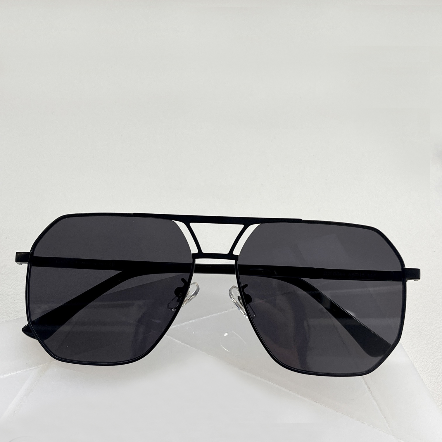Black Metal Pilot Sunglasses for Men Vintage Driving Glasses Designers Sunglasses UV400 Eyewear with Box
Black Metal Pilot Sunglasses for Men Vintage Driving Glasses Designers Sunglasses UV400 Eyewear with Box