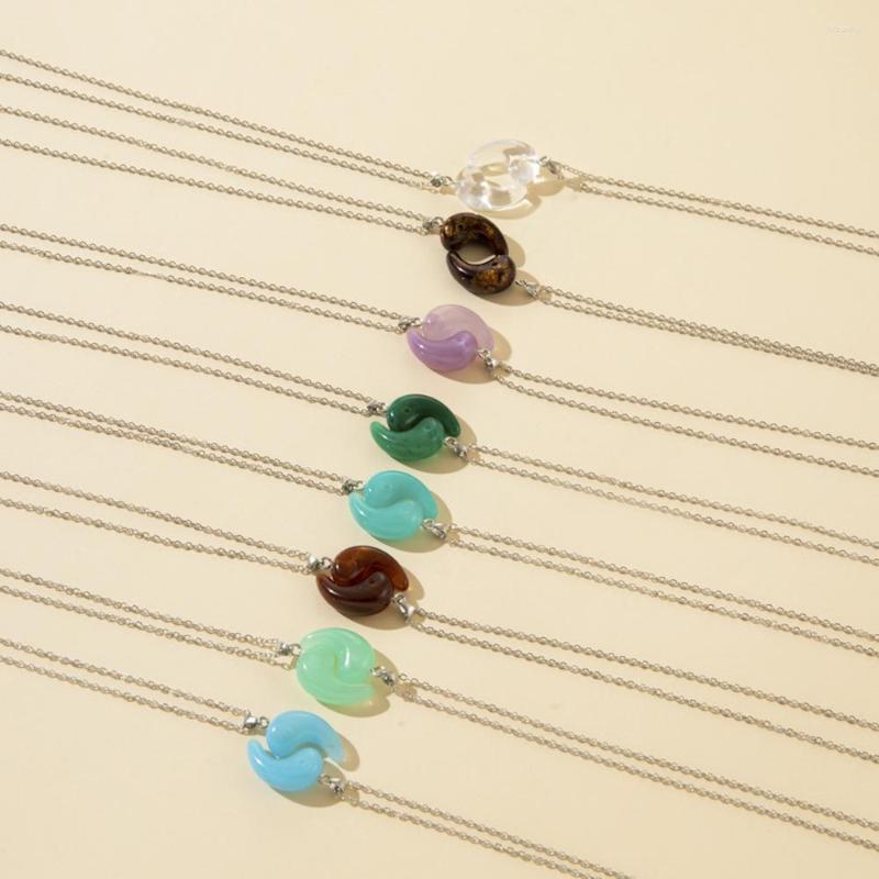 Chains GSOLD 2 Pcs/set Multicolor Resin Gossip Shape Crescent Pendant Necklace Fashion Simple Statement Couple Jewelry
Chains GSOLD 2 Pcs/set Multicolor Resin Gossip Shape Crescent Pendant Necklace Fashion Simple Statement Couple Jewelry