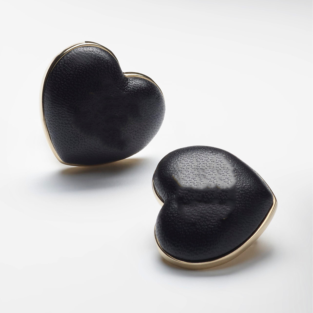2023 New Hot Brand Yellow Gold Color Charm Earrings Fashion Jewelry Woman Vintage Black Leather Heart C Name Earrings Party High Quality Cute Party Fashion Jewelry
2023 New Hot Brand Yellow Gold Color Charm Earrings Fashion Jewelry Woman Vintage Black Leather Heart C Name Earrings Party High Quality Cute Party Fashion Jewelry
