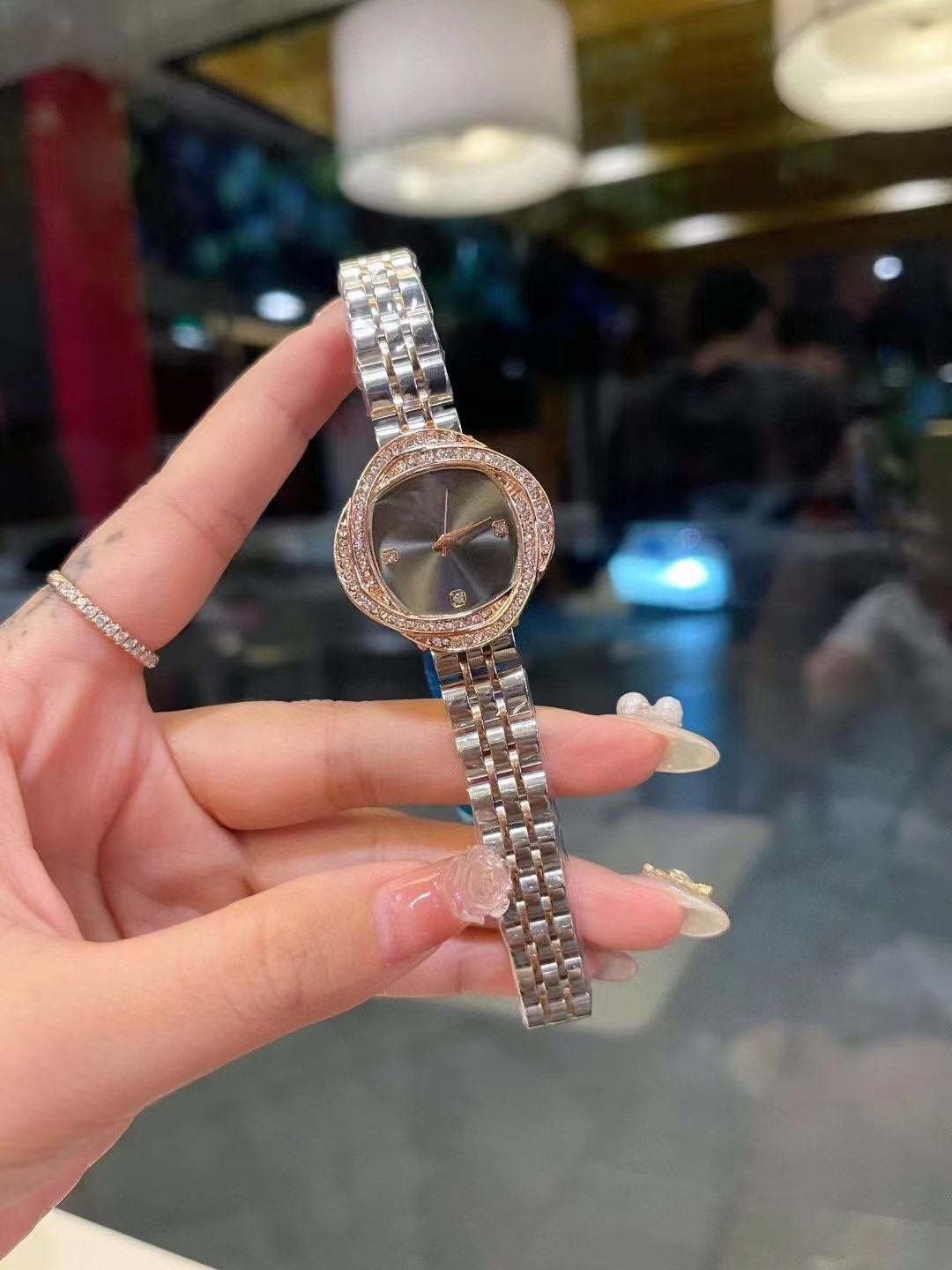 2023 new market smart lines full circle broken diamond exquisite fashion boutique quartz women's watch, White
2023 new market smart lines full circle broken diamond exquisite fashion boutique quartz women's watch, White