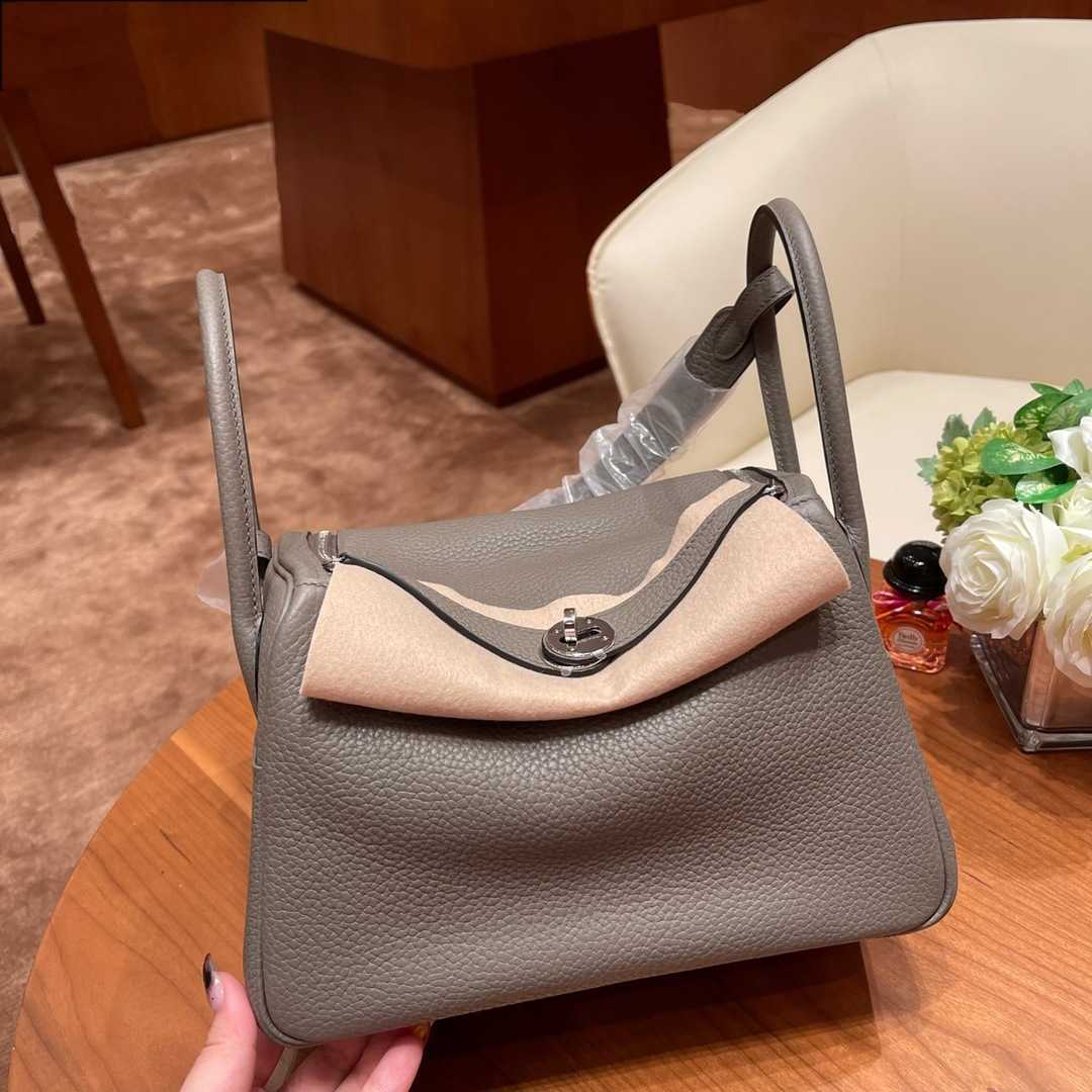 Designer Herme Lindi Bags online outlet Handmade wax thread sewing bag Original factory togo leather women's h, Biscuit silver buckle
Designer Herme Lindi Bags online outlet Handmade wax thread sewing bag Original factory togo leather women's h, Biscuit silver buckle