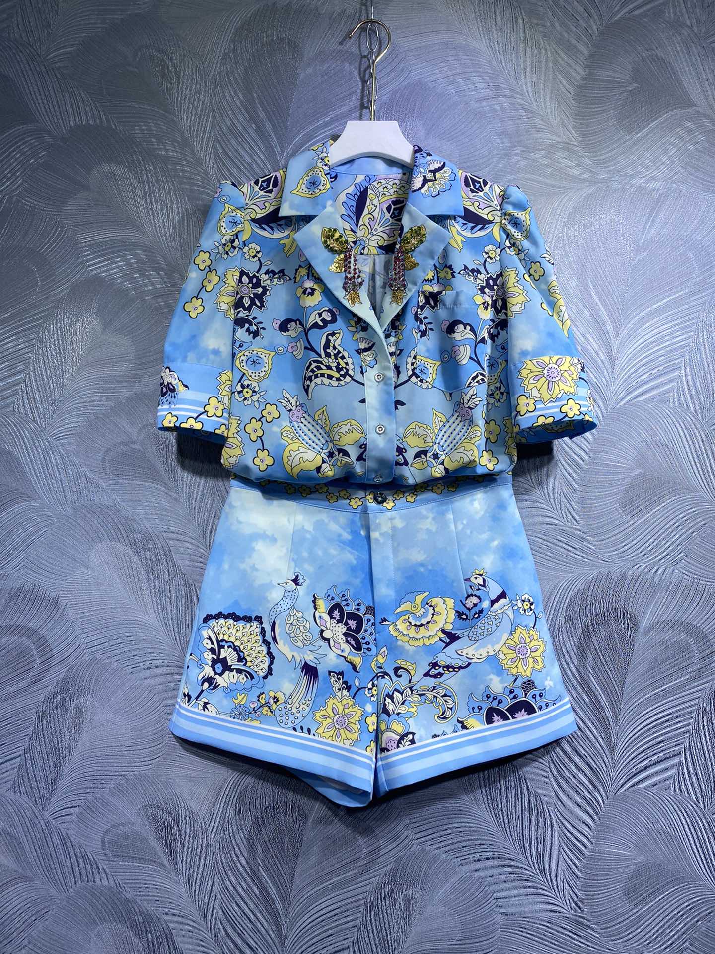 Spring 2023 New Women's Dress with Polo Neck Blue Temperament Print Shirt Pair With Shorts Set, Customize
Spring 2023 New Women's Dress with Polo Neck Blue Temperament Print Shirt Pair With Shorts Set, Customize