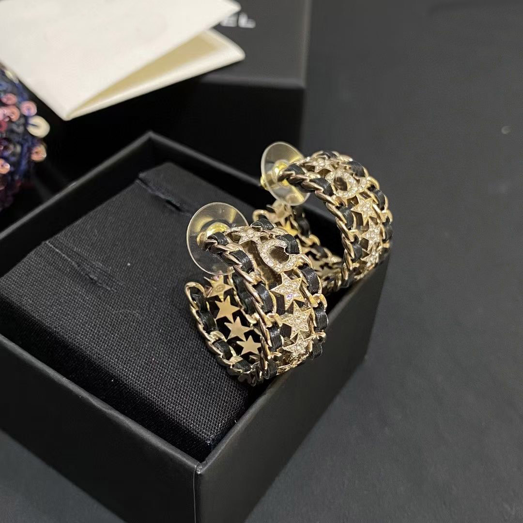 2023 Luxury quality charm drop earring with diamond and black genuine leather have box stamp Half round hollow design PS3322
2023 Luxury quality charm drop earring with diamond and black genuine leather have box stamp Half round hollow design PS3322