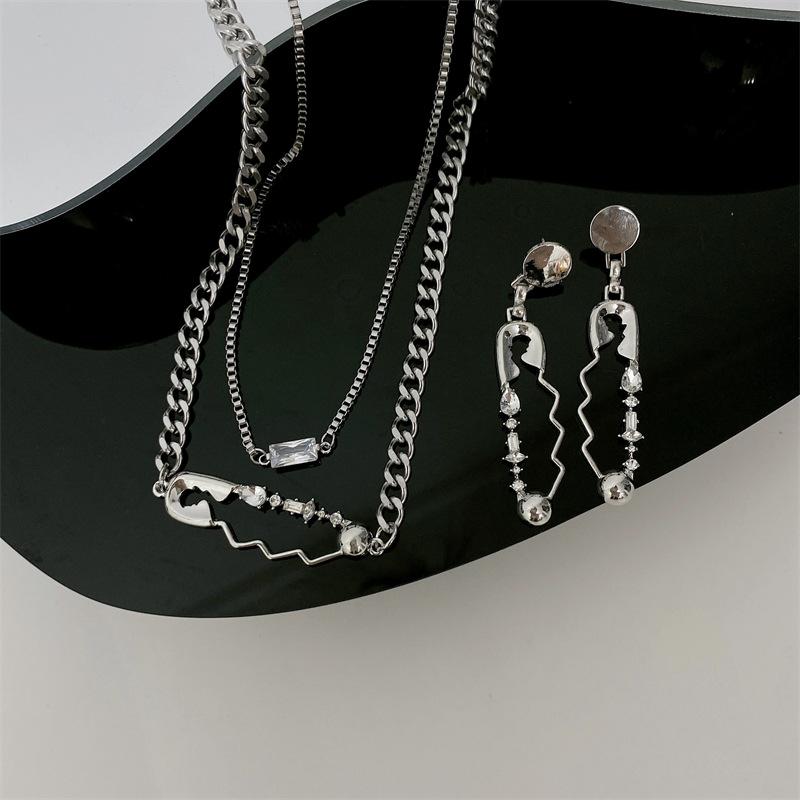 Pendant Necklaces Origin Summer Hiphop Double-Layer Safety Pin Necklace For Women Hollow Out Cubic Zircon Chunky Chain JewelryPendant
Pendant Necklaces Origin Summer Hiphop Double-Layer Safety Pin Necklace For Women Hollow Out Cubic Zircon Chunky Chain JewelryPendant