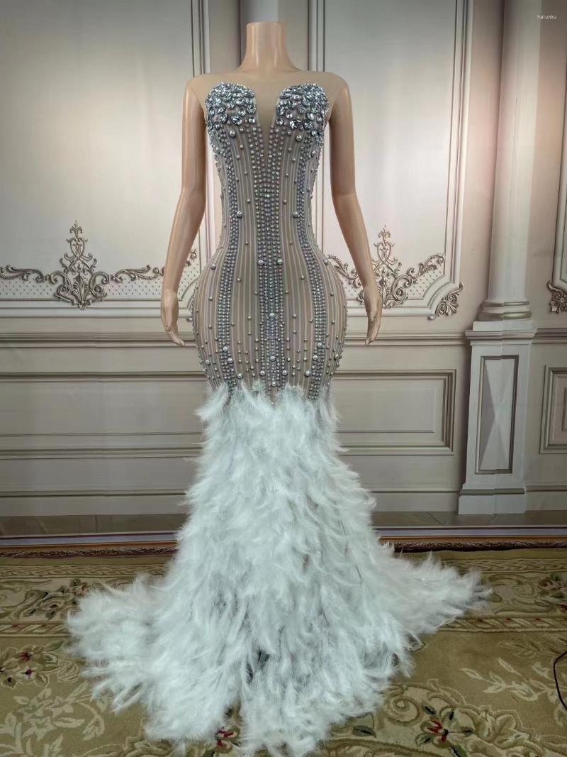 Stage Wear Flashing Rhinestone White Feather Train Long Dress Evening Birthday Celebrate Women Dancer Performance Costume, Picture
Stage Wear Flashing Rhinestone White Feather Train Long Dress Evening Birthday Celebrate Women Dancer Performance Costume, Picture