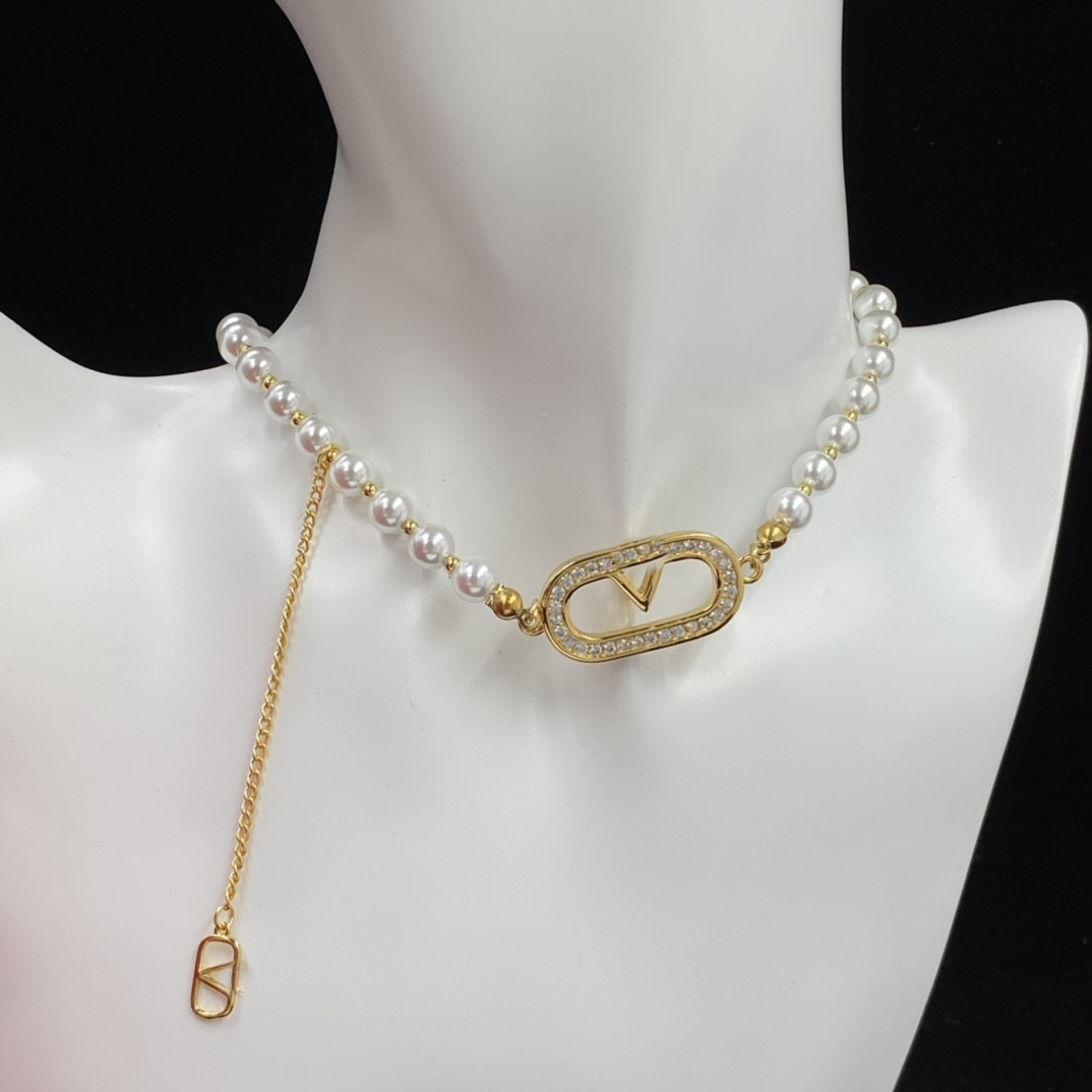 2023 Luxury Fashion Necklace Designer 925 Silver Plated Stainless Steel Letter Pendant Necklace Women's
2023 Luxury Fashion Necklace Designer 925 Silver Plated Stainless Steel Letter Pendant Necklace Women's