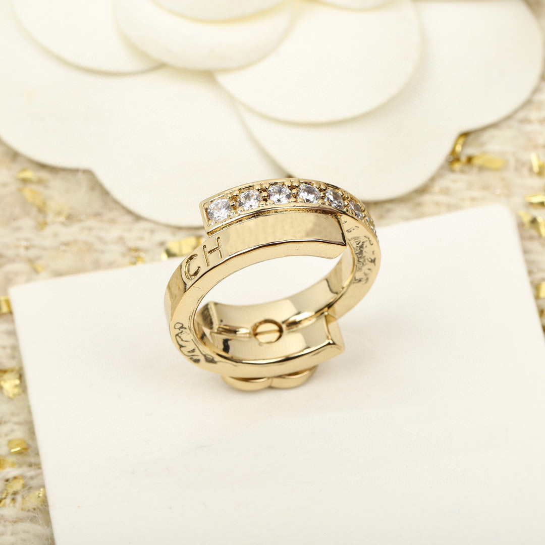 2023 Luxury quality charm band ring with diamond in gold plated hollow design have box stamp PS3321
2023 Luxury quality charm band ring with diamond in gold plated hollow design have box stamp PS3321