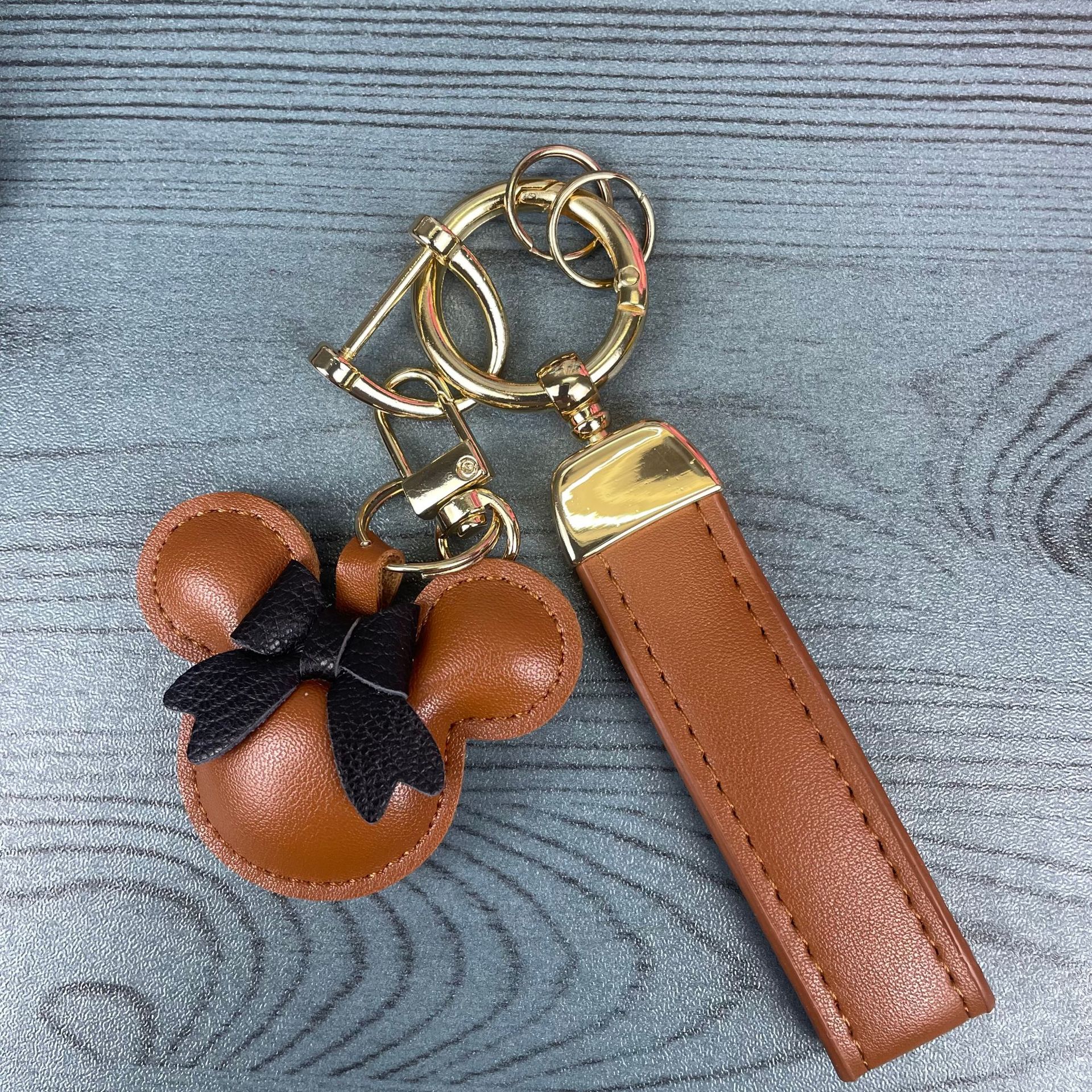 Mouse Design Car Key Chains Ring Buckle Gold Metal Keys Holder Brown PU Leather Animal Bag Pendant Charm Keyring Set Fashion Keychain Accessories for Women Lover Gift
Mouse Design Car Key Chains Ring Buckle Gold Metal Keys Holder Brown PU Leather Animal Bag Pendant Charm Keyring Set Fashion Keychain Accessories for Women Lover Gift