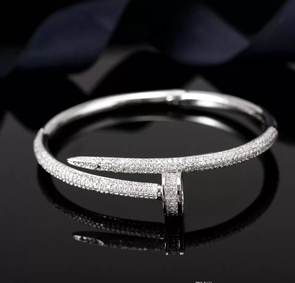 Luxury fashion designer gold and silver bracelet 18k gold nail bracelet all titanium steel alloy electroplating real gold technology will never fade
Luxury fashion designer gold and silver bracelet 18k gold nail bracelet all titanium steel alloy electroplating real gold technology will never fade