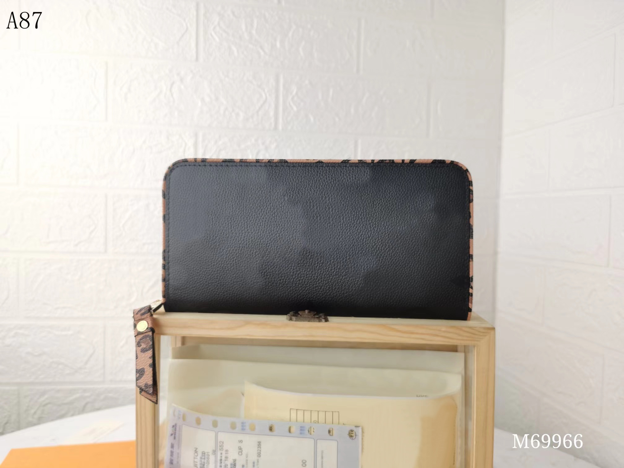 Designers Luxurys Fashions Women Credit Package Wallet Purse Men Business Holder Leather Card Holders coin pouch wallets ID Bags 69966# 19.5*10*2.5CM
Designers Luxurys Fashions Women Credit Package Wallet Purse Men Business Holder Leather Card Holders coin pouch wallets ID Bags 69966# 19.5*10*2.5CM