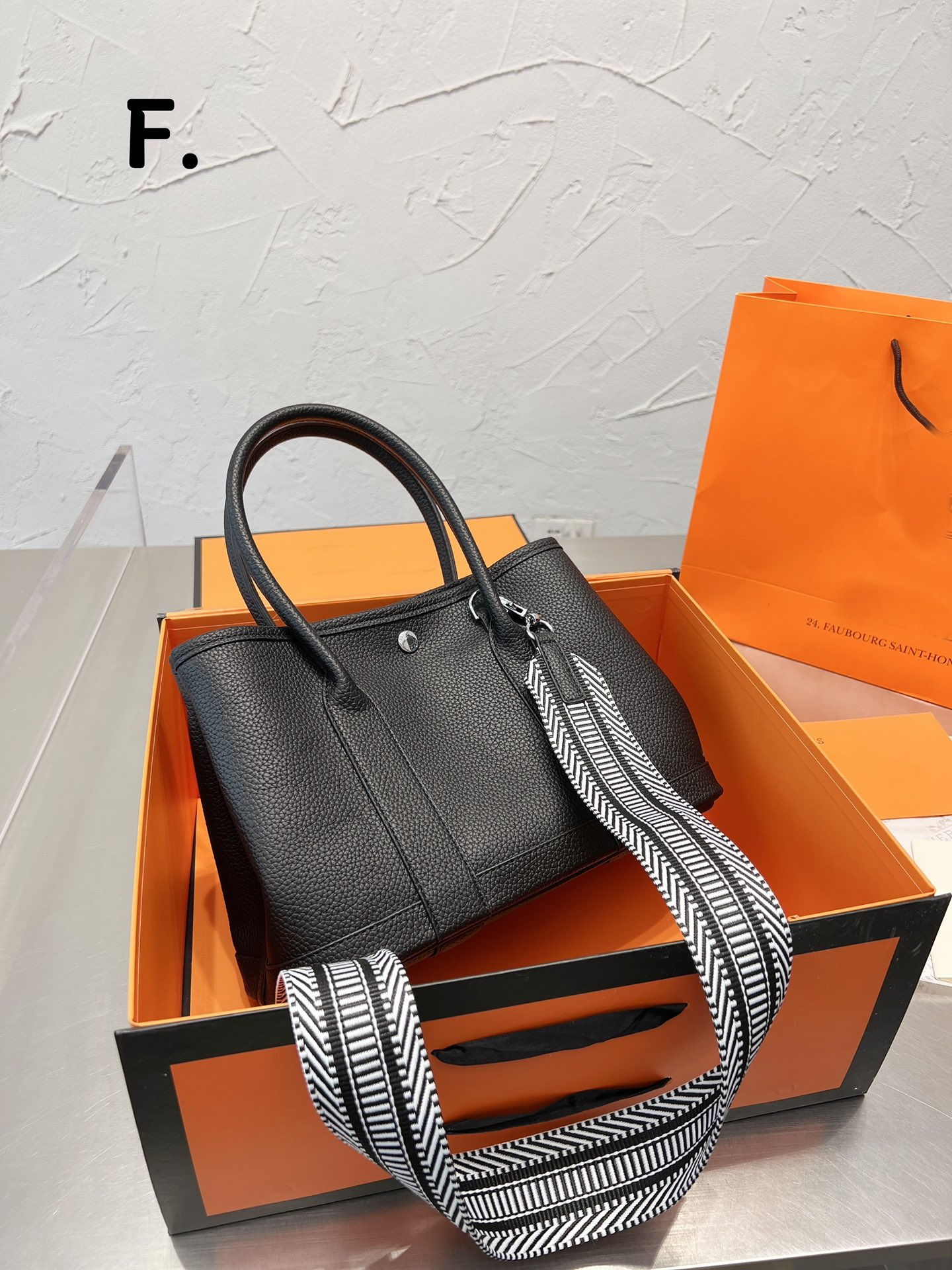 2023 H-brand 31*20cm Top Quality Soft cowhide Leather Shoulder Women handbag Luxury Designer Large capacity bag, Red
2023 H-brand 31*20cm Top Quality Soft cowhide Leather Shoulder Women handbag Luxury Designer Large capacity bag, Red