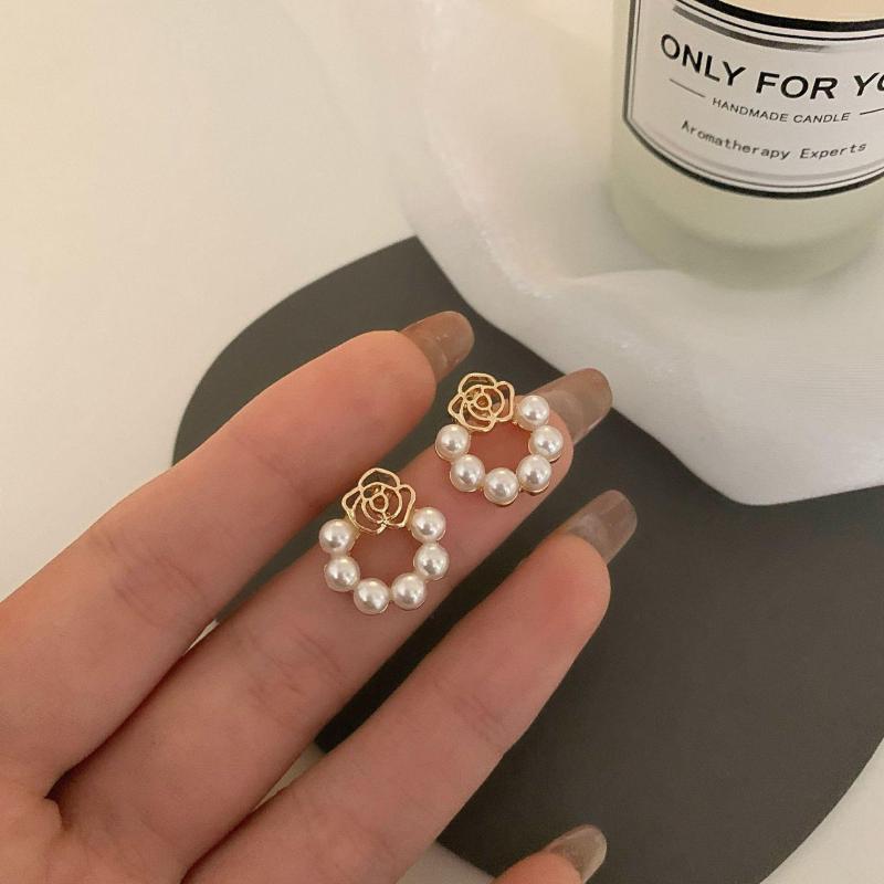 Stud Earrings Pearl For Women Hollow Roses Korean Fashion Jewelry Earing Delicate Woman
Stud Earrings Pearl For Women Hollow Roses Korean Fashion Jewelry Earing Delicate Woman