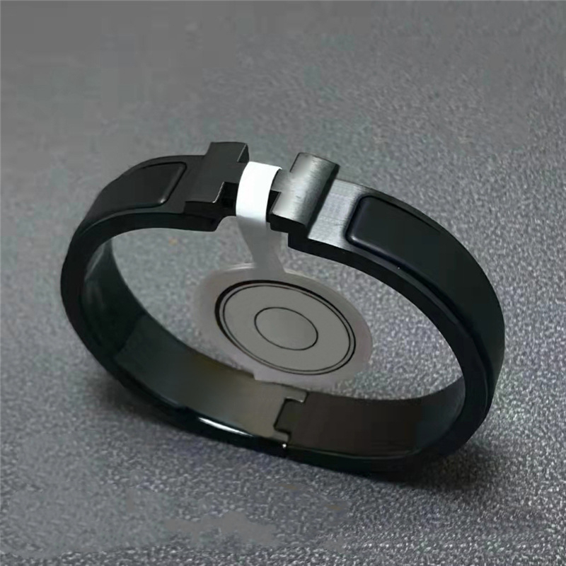 Designer Black Knight Bangle female stainless steel couple love bracelet mens fashion jewelry Valentine Day gift for girlfriend accessories wholesale With Box H05
Designer Black Knight Bangle female stainless steel couple love bracelet mens fashion jewelry Valentine Day gift for girlfriend accessories wholesale With Box H05