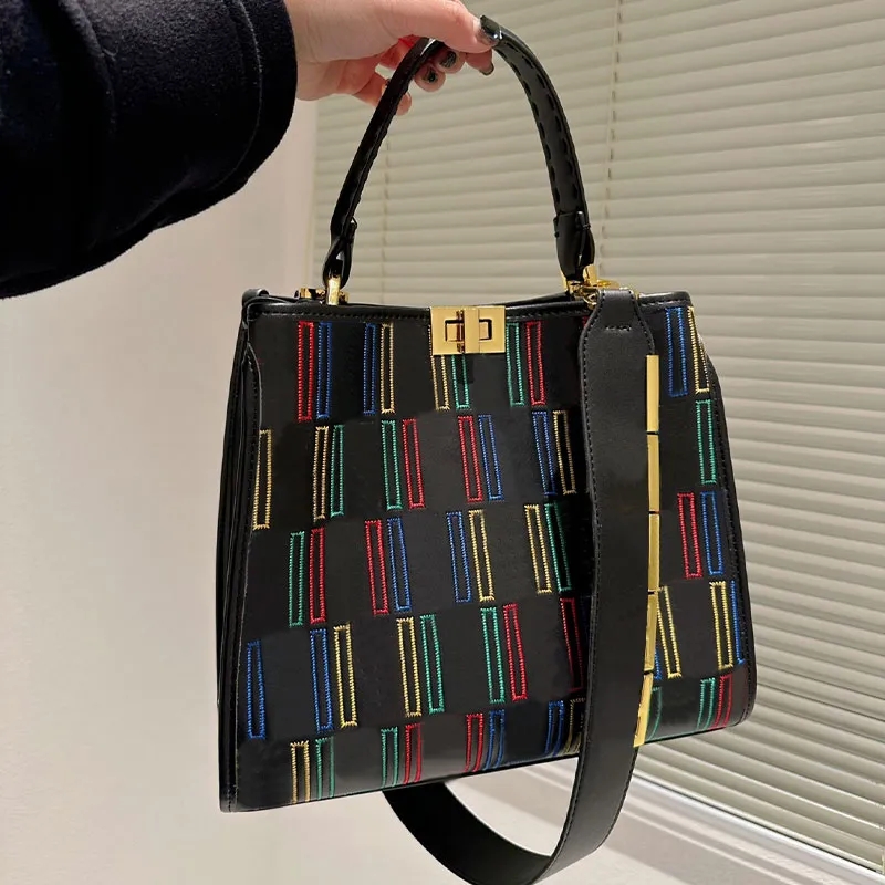 2023 F-brand Size:30*25cm Top Quality cowhide Leather Women Bag Luxury Designer Purse Womens Messenger handBags, White
2023 F-brand Size:30*25cm Top Quality cowhide Leather Women Bag Luxury Designer Purse Womens Messenger handBags, White